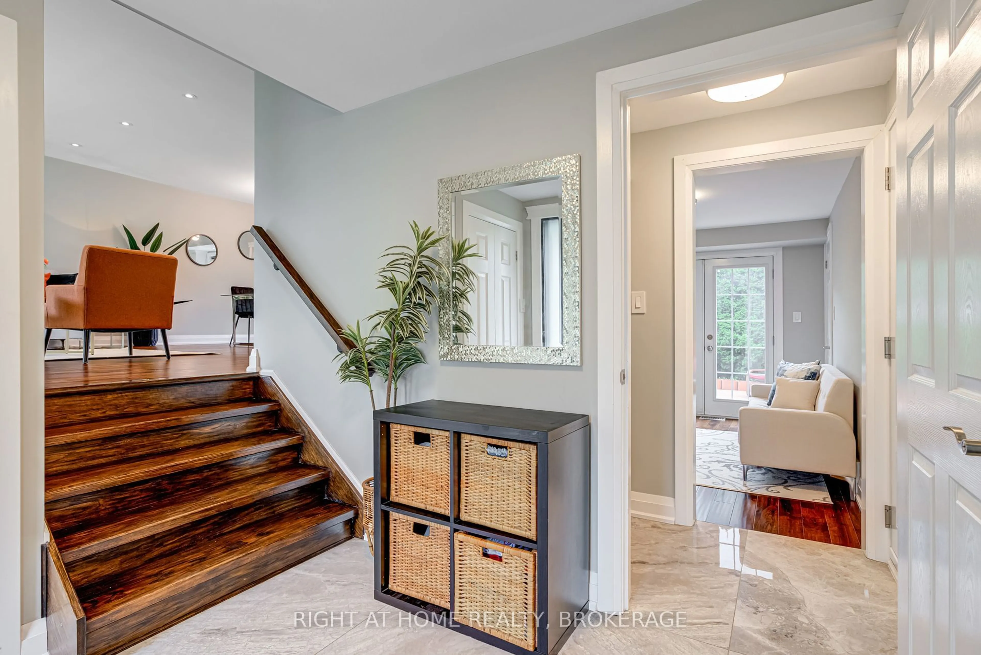 Indoor entryway for 625 Braemore Rd, Burlington Ontario L7N 3E6