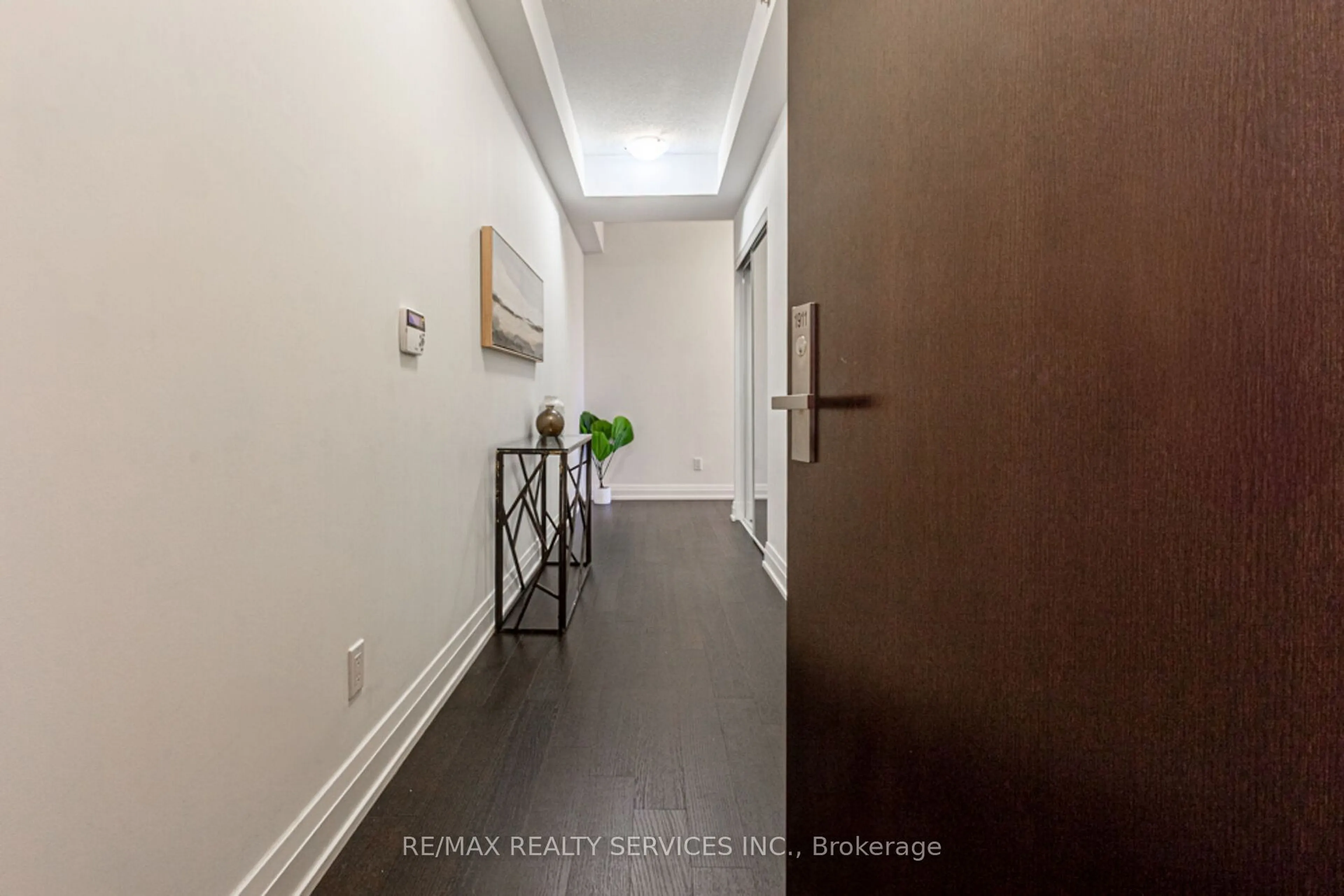 Indoor entryway for 65 Speers Rd #1911, Oakville Ontario L6K 0J1