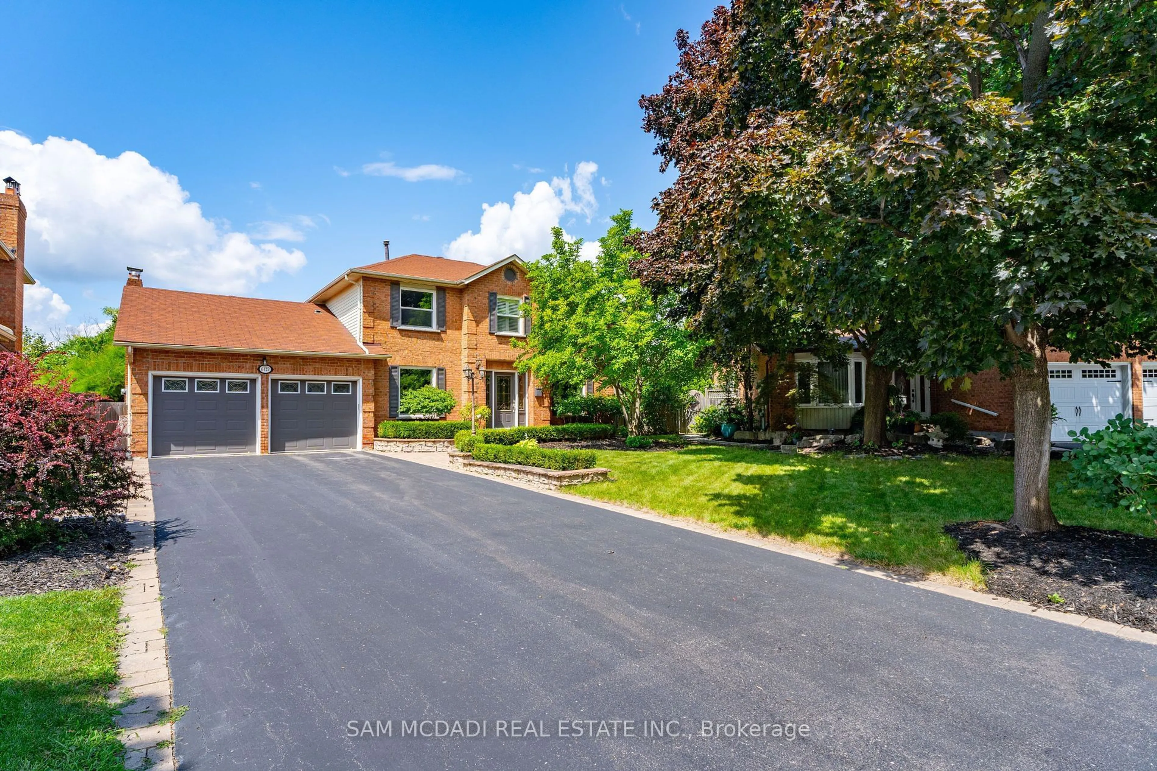 A pic from outside/outdoor area/front of a property/back of a property/a pic from drone, street for 6127 Cheega Crt, Mississauga Ontario L5N 3Y9