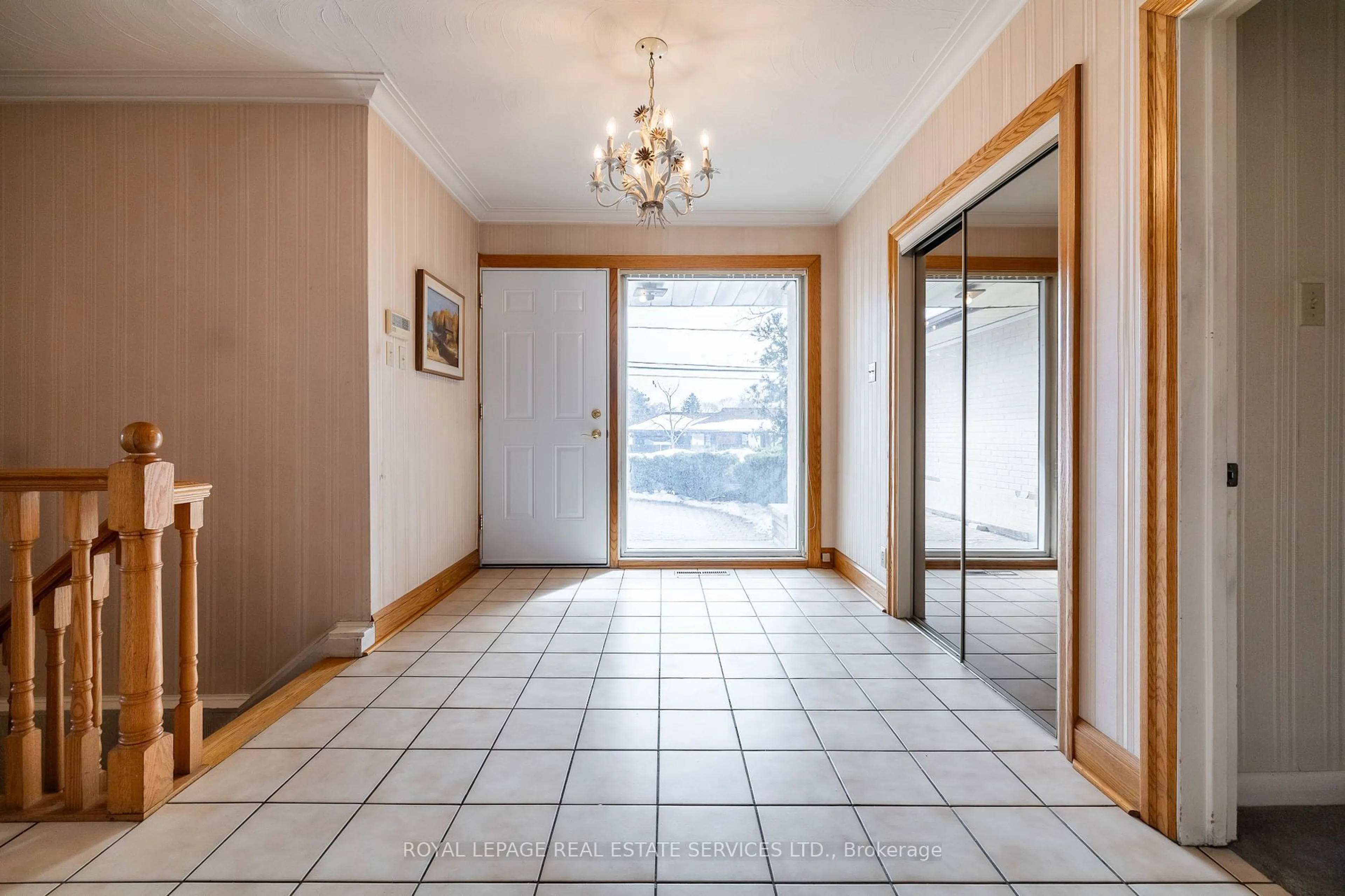 Indoor foyer for 82 Princess Margaret Blvd, Toronto Ontario M9B 2Y9