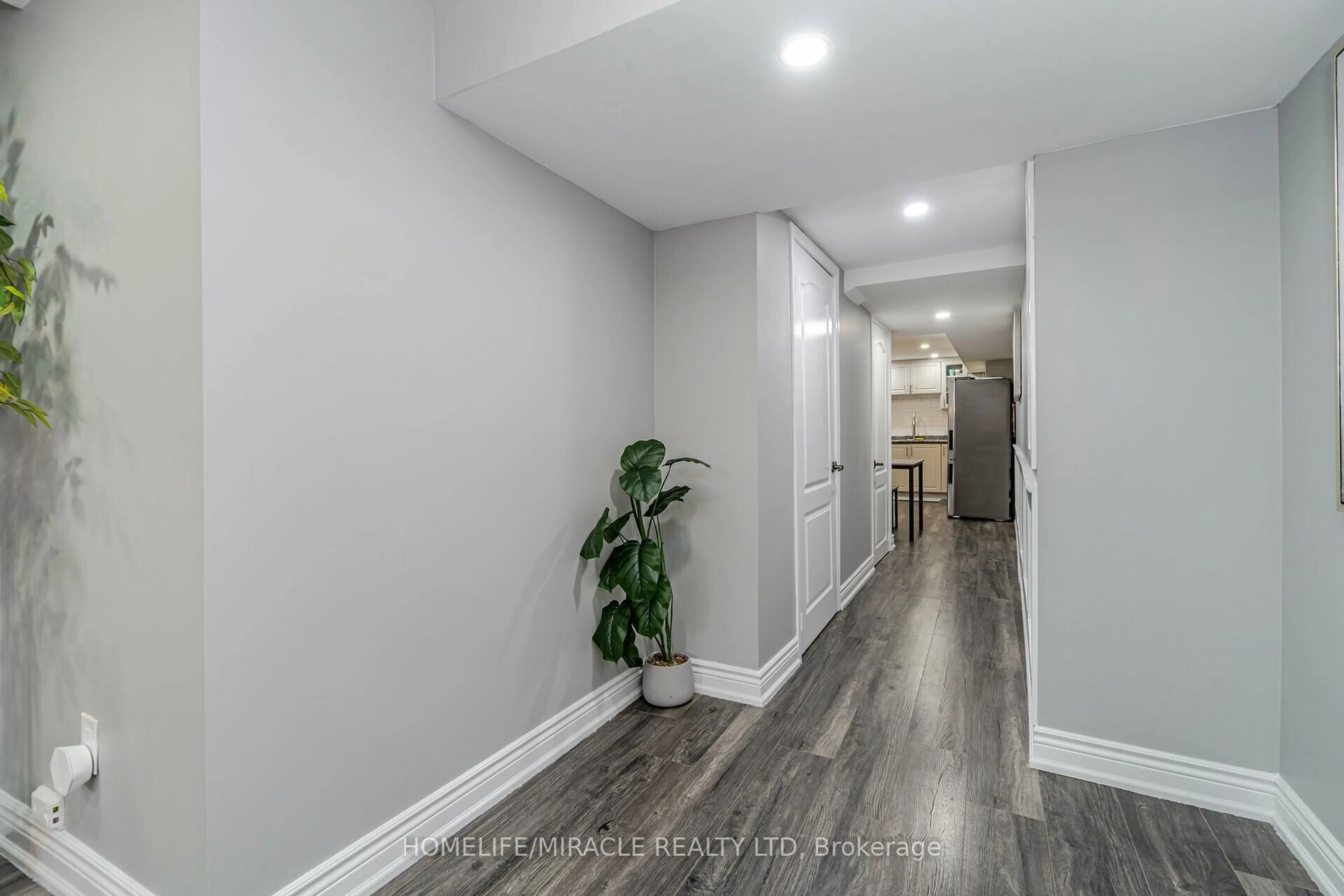 Indoor entryway for 28 Sussexvale Dr, Brampton Ontario L6R 3S1