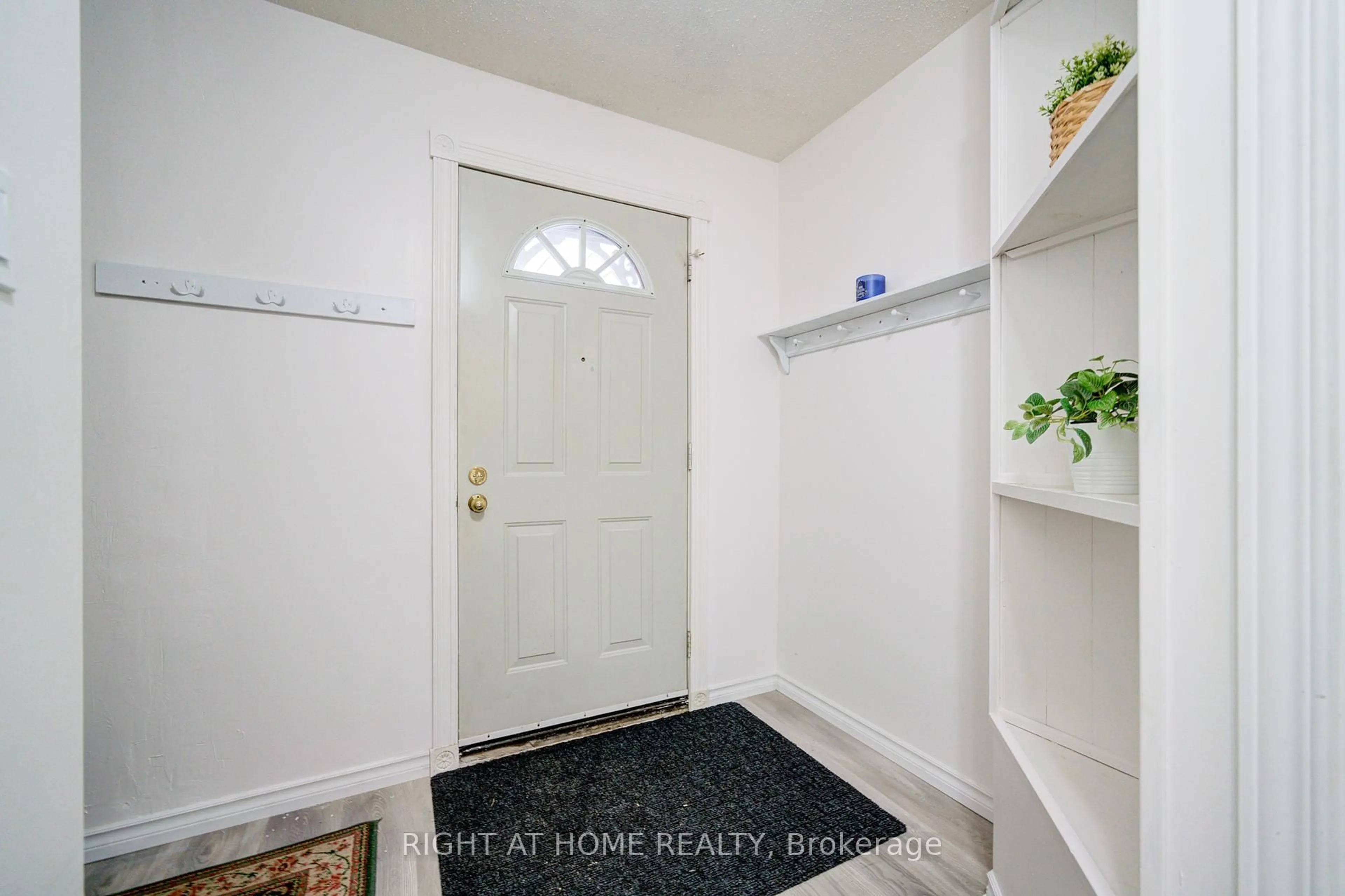 Indoor entryway for 134 Dumfries Ave, Brampton Ontario L6Z 2W9