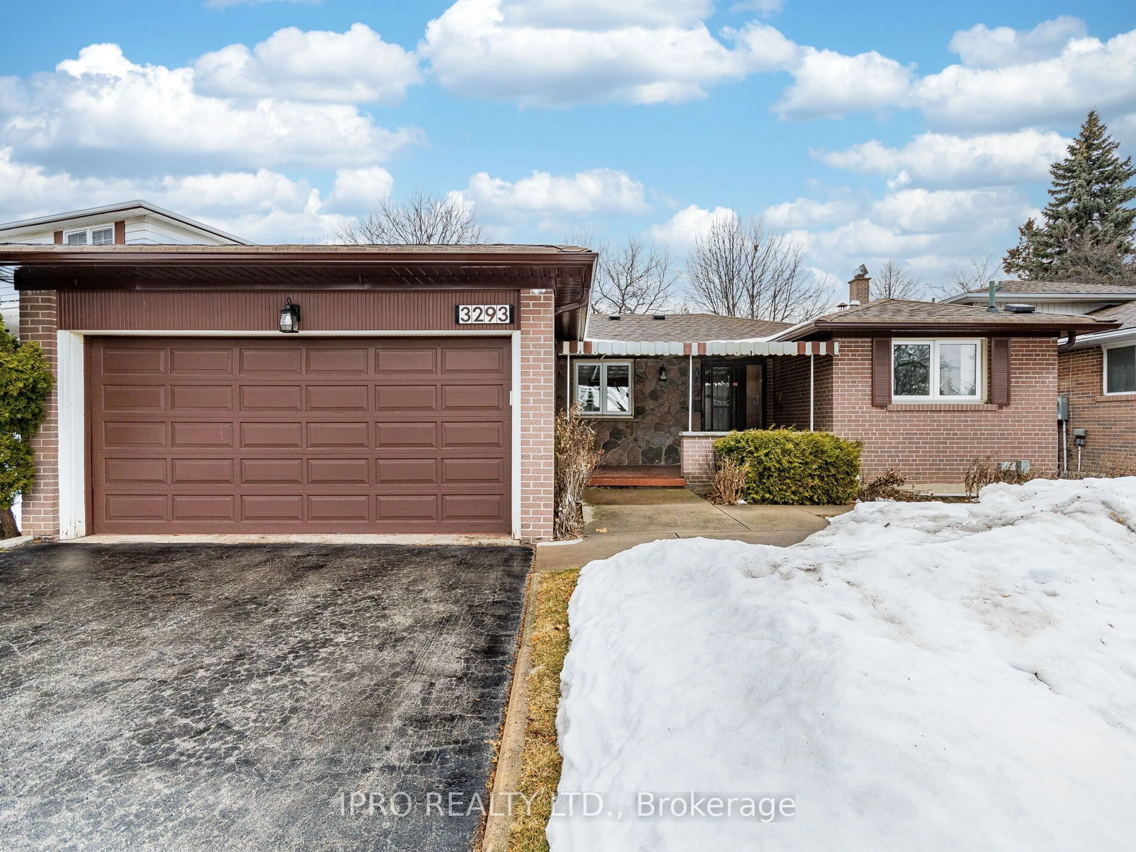 Home with brick exterior material, street for 3293 Havenwood Dr, Mississauga Ontario L4X 2M2