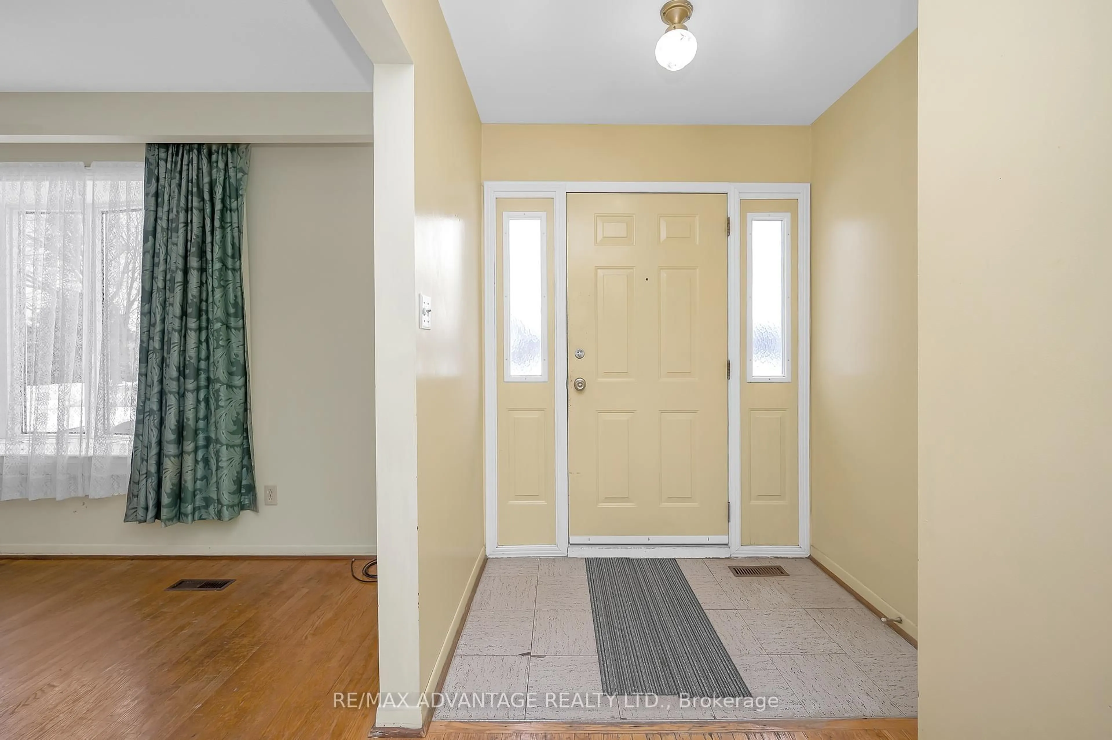 Indoor entryway for 579 Galway Dr, Burlington Ontario L7L 2S6