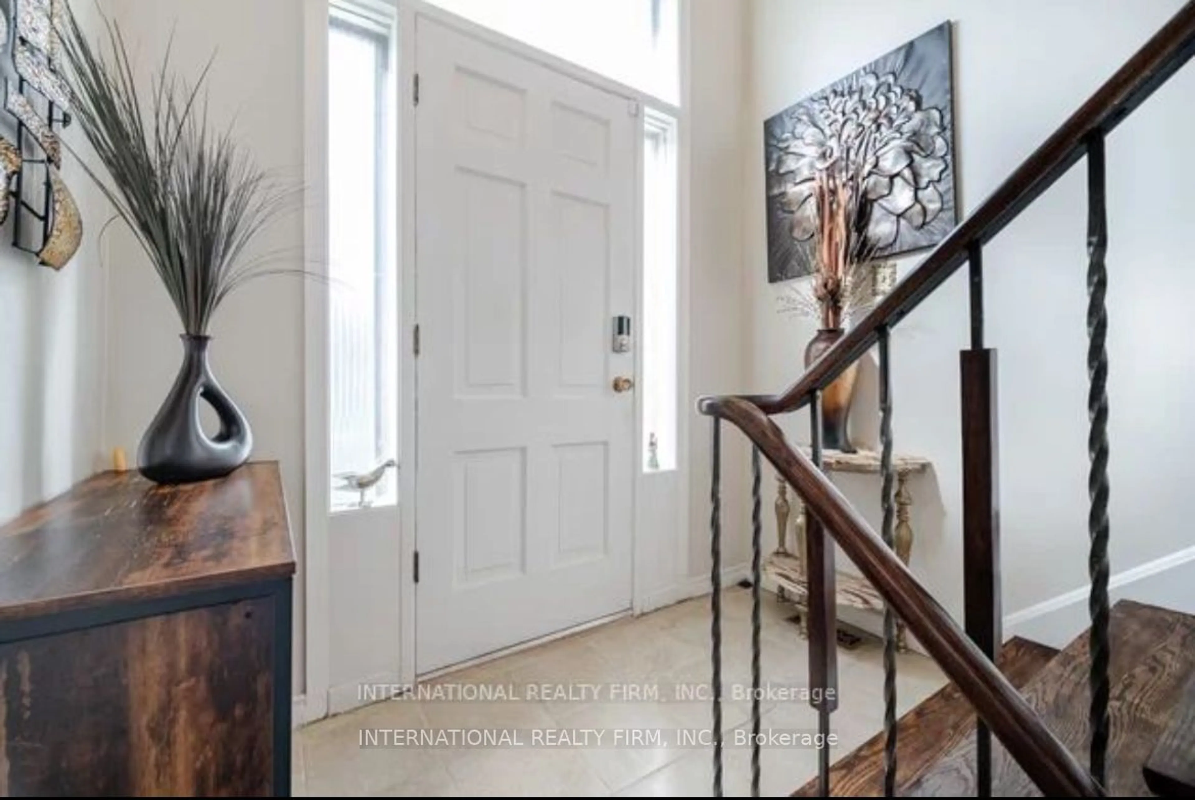 Indoor entryway for 4103 Clevedon Dr, Mississauga Ontario L4Z 1J4