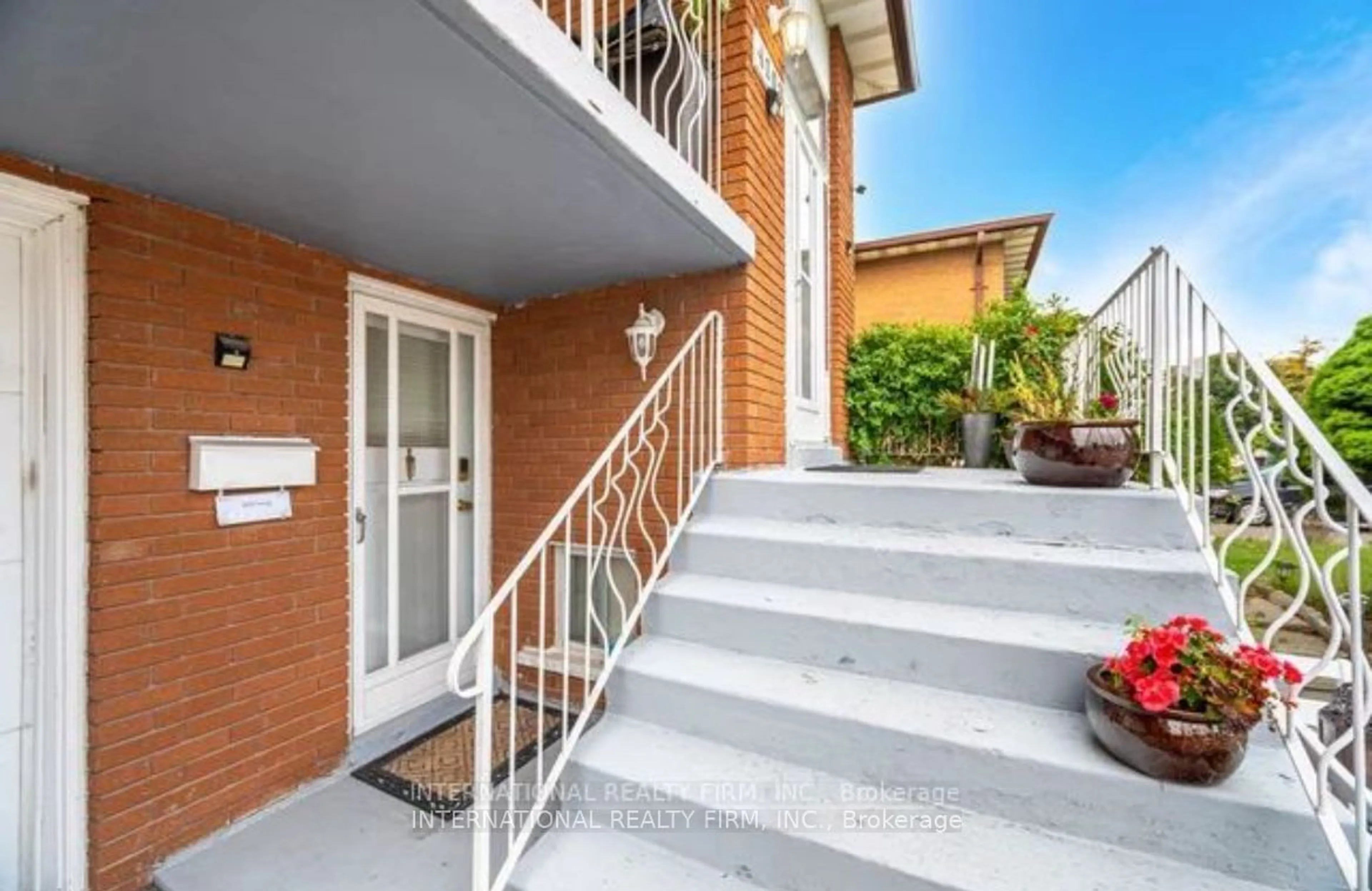 Balcony in the apartment, street for 4103 Clevedon Dr, Mississauga Ontario L4Z 1J4