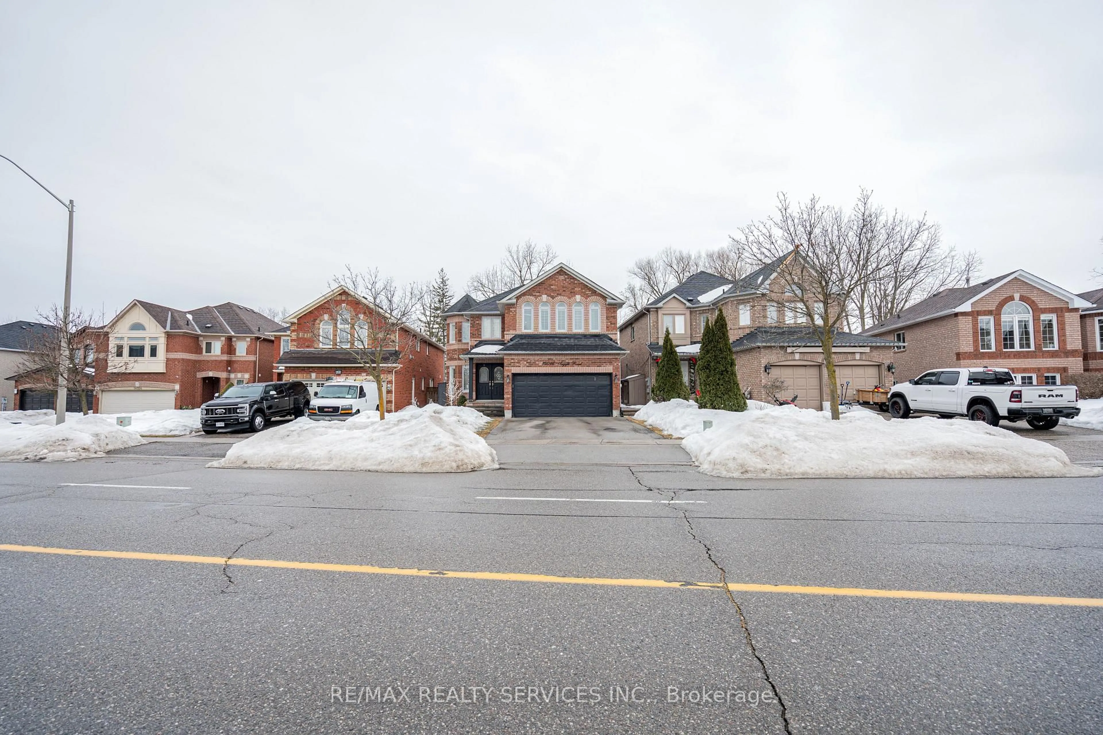 A pic from outside/outdoor area/front of a property/back of a property/a pic from drone, street for 14016 Argyll Rd, Halton Hills Ontario L7G 5T7