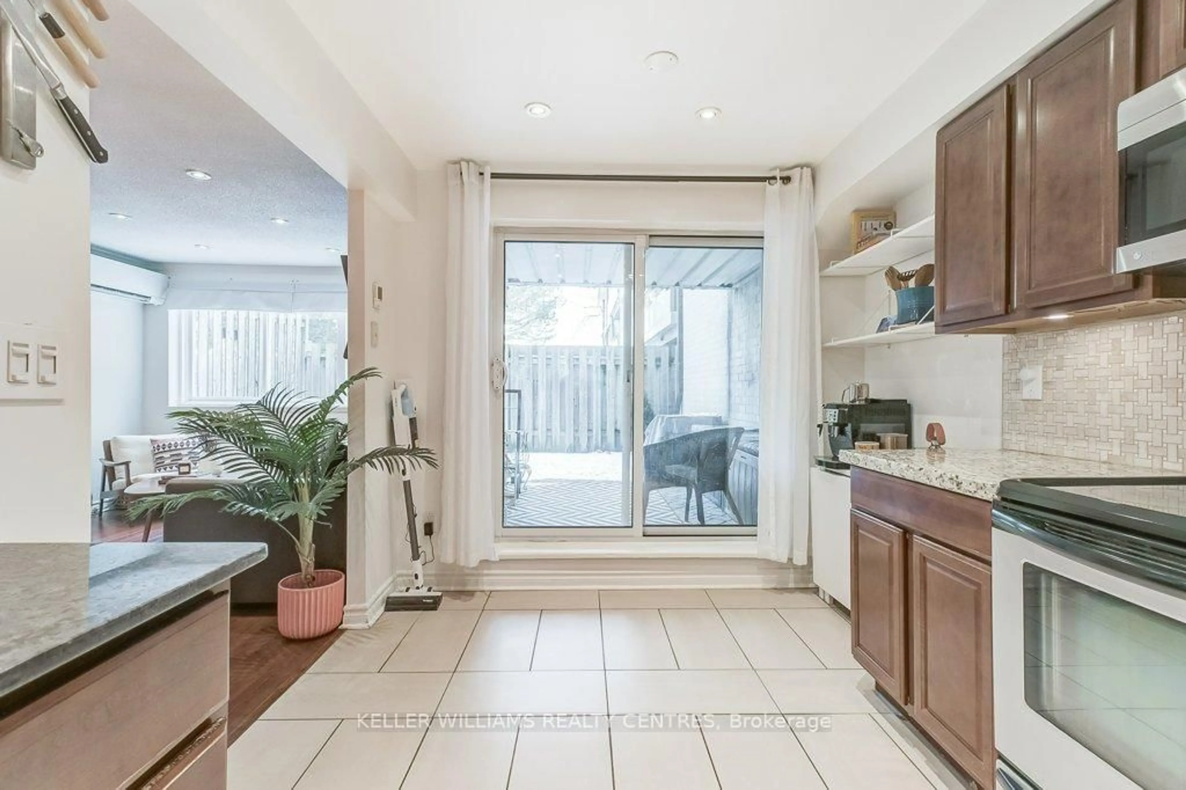 Indoor entryway for 2170 Bromsgrove Rd #48, Mississauga Ontario L5J 4J2