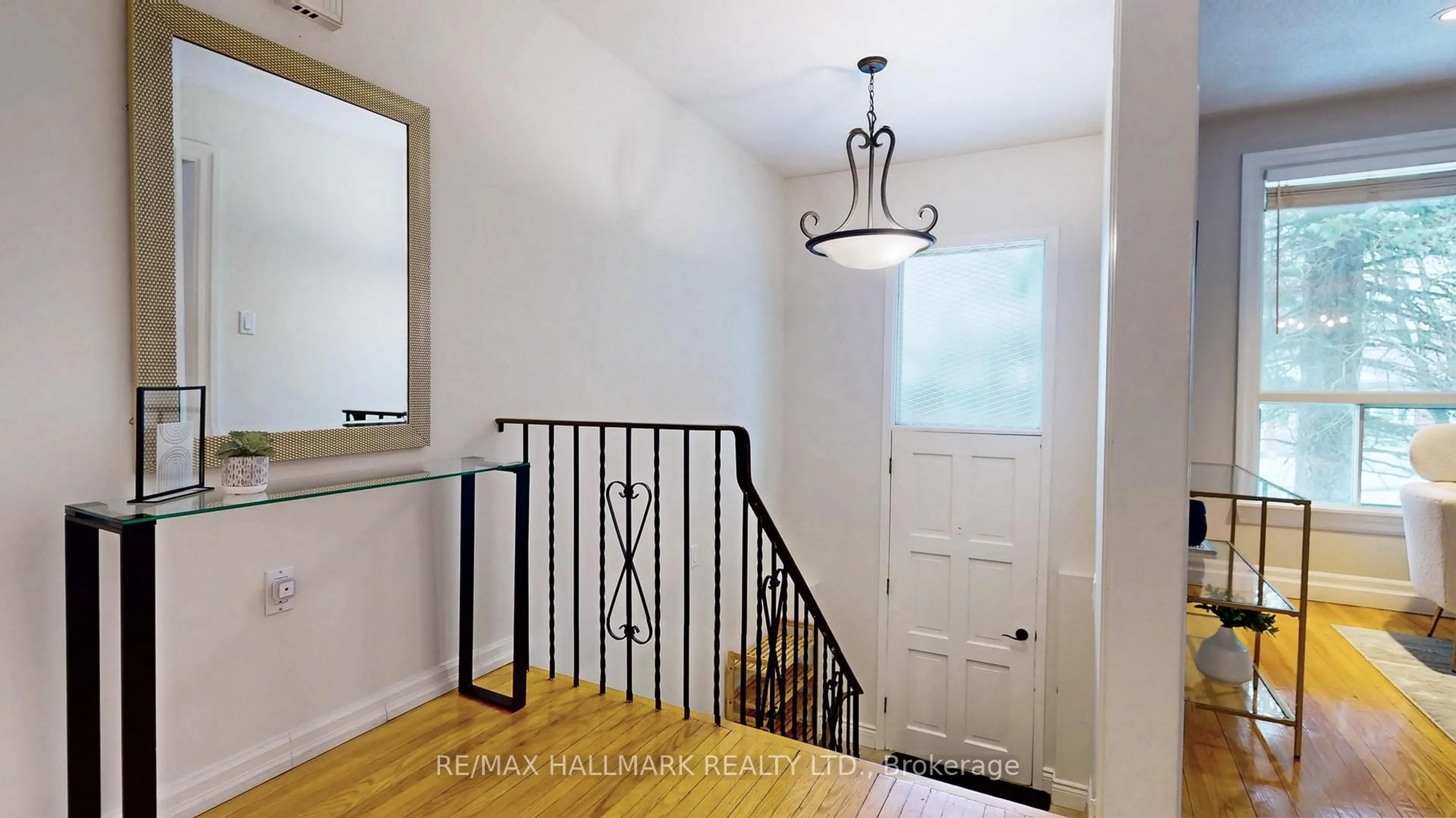 Indoor entryway for 7186 Tamar Rd, Mississauga Ontario L5N 1Y8