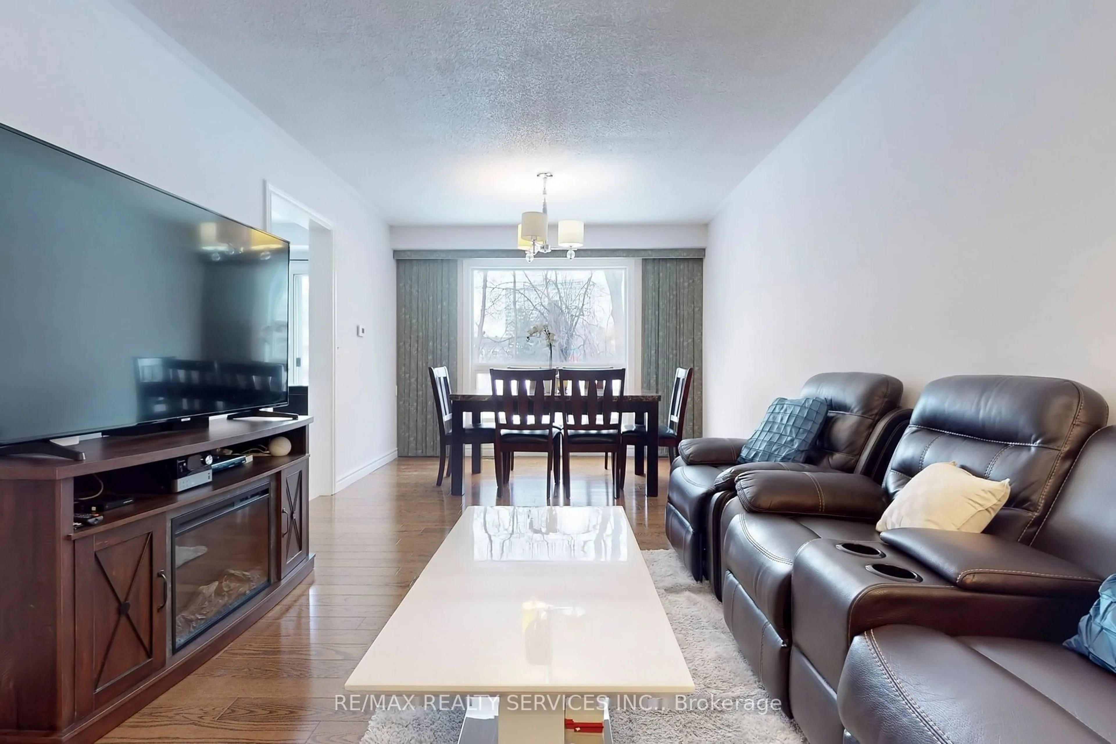 Living room with furniture, unknown for 28 Heathcliffe Sq, Brampton Ontario L6S 5P7