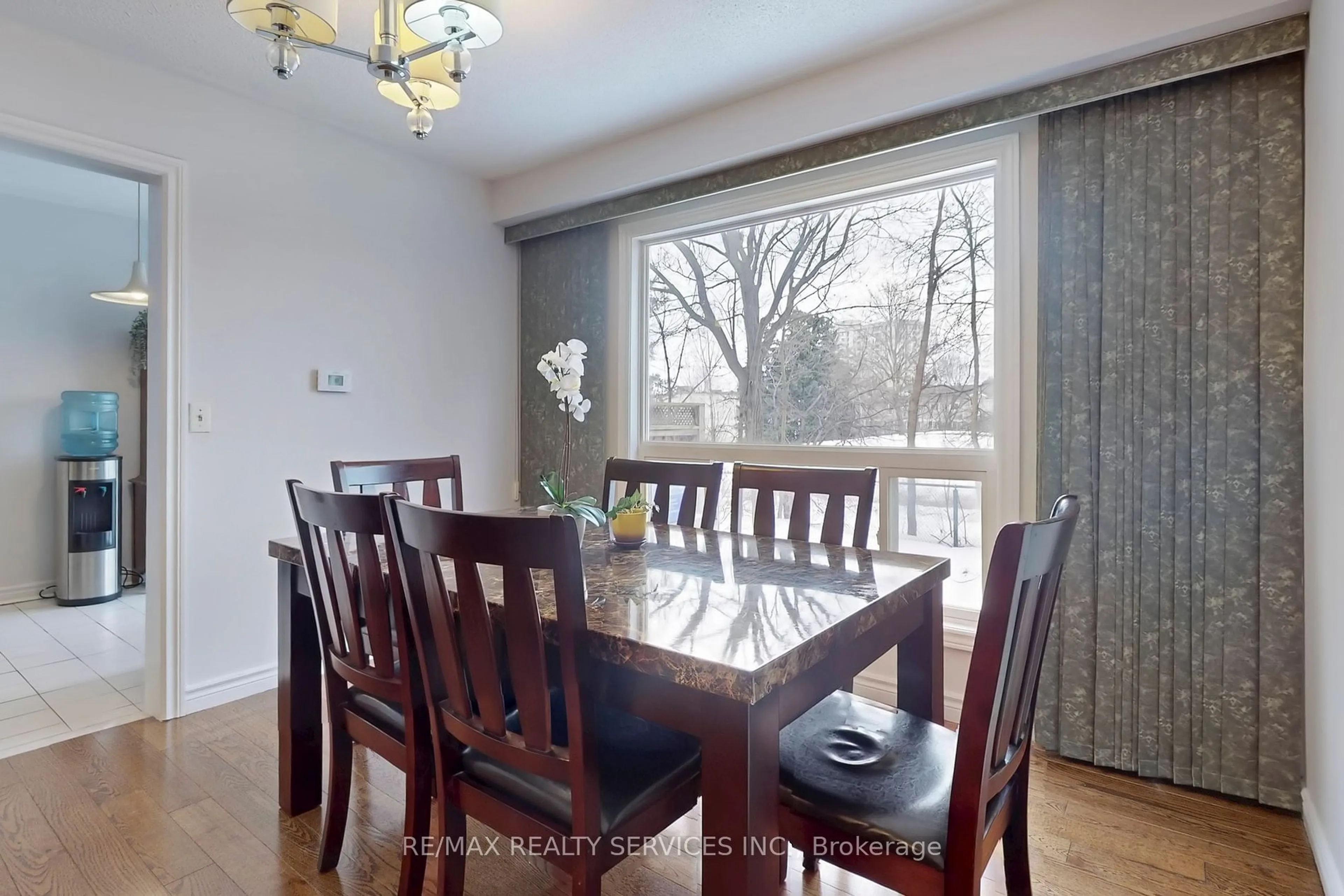 Dining room, wood/laminate floor for 28 Heathcliffe Sq, Brampton Ontario L6S 5P7