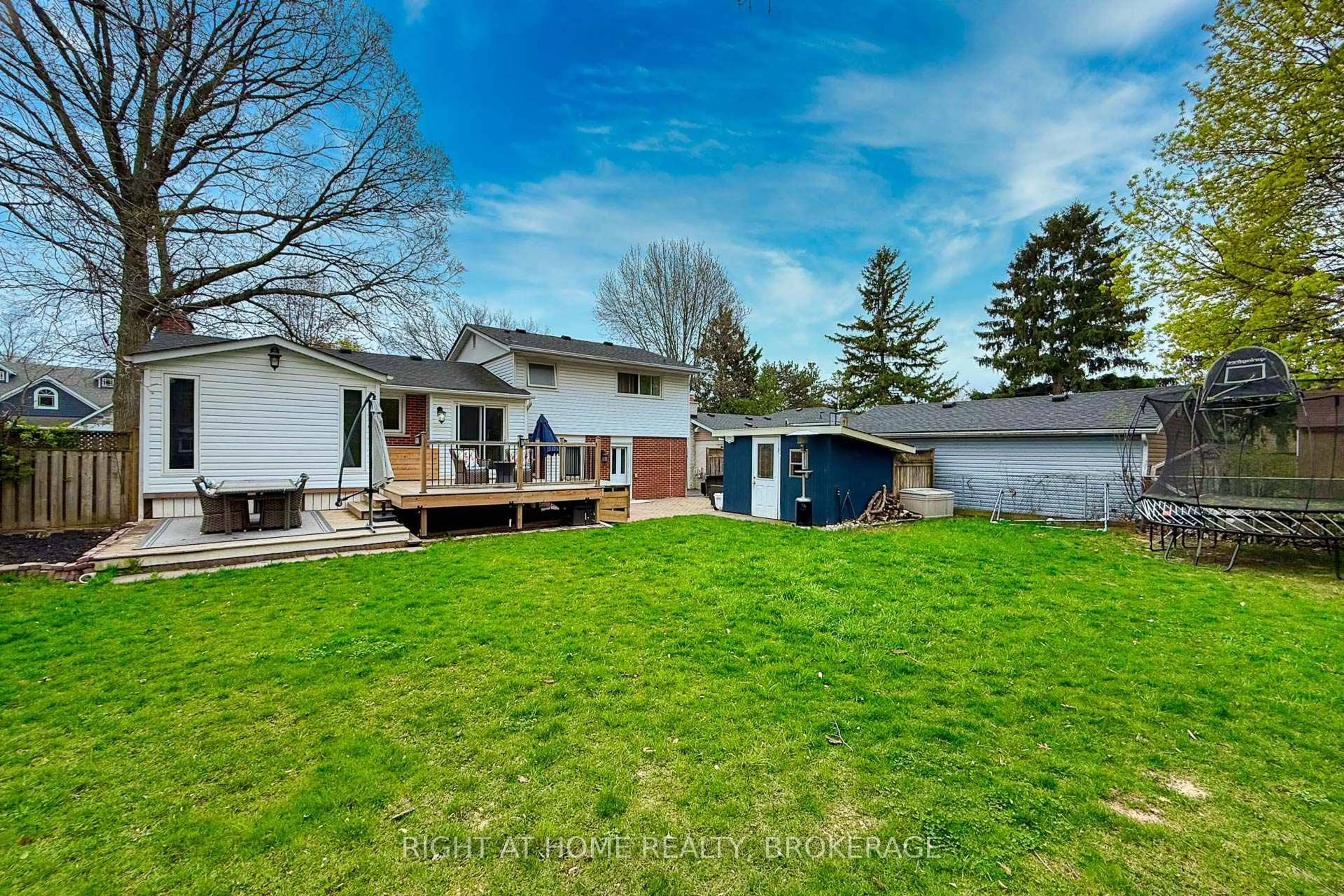 A pic from outside/outdoor area/front of a property/back of a property/a pic from drone, unknown for 475 Sandlewood Rd, Oakville Ontario L6L 3S3