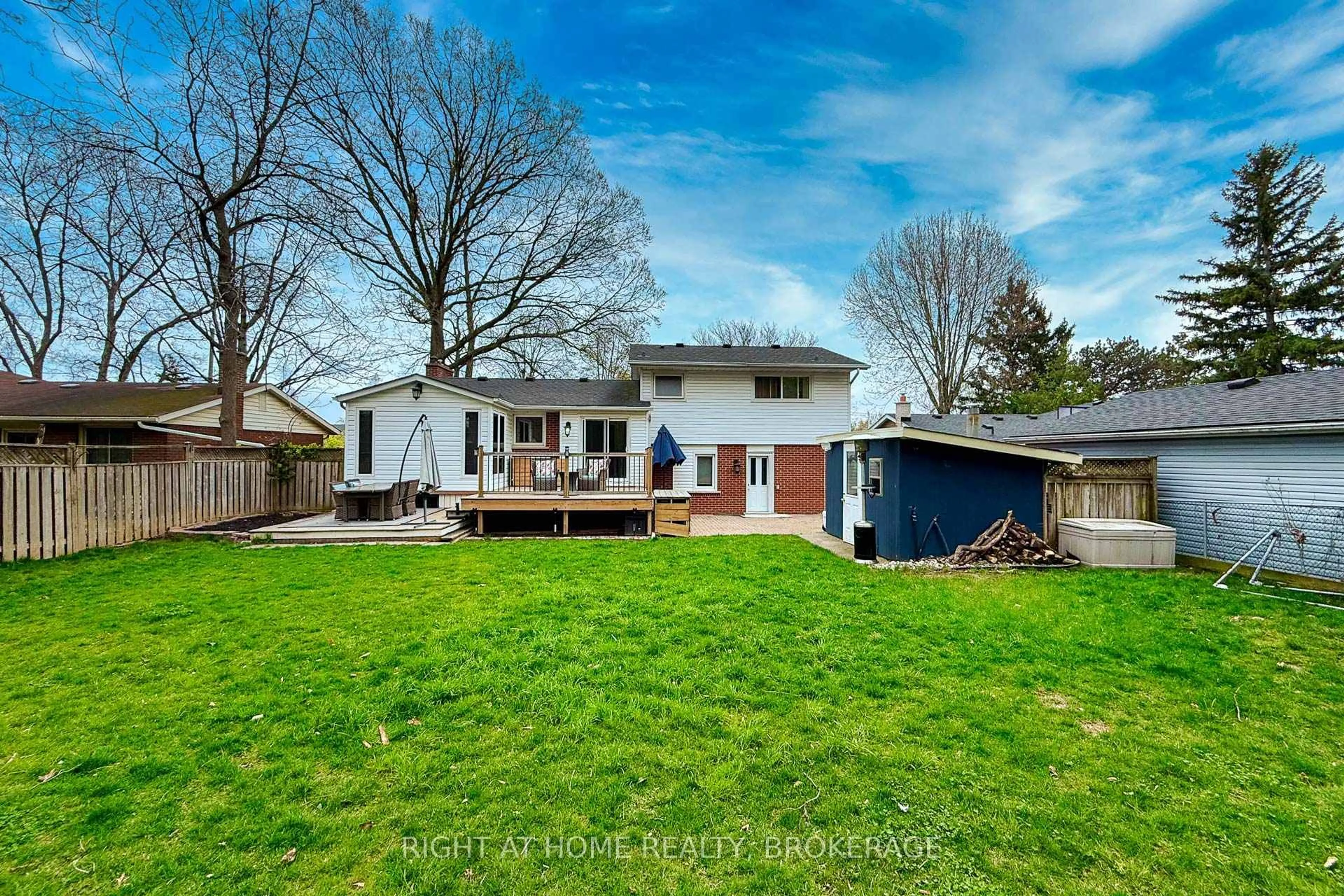 A pic from outside/outdoor area/front of a property/back of a property/a pic from drone, street for 475 Sandlewood Rd, Oakville Ontario L6L 3S3