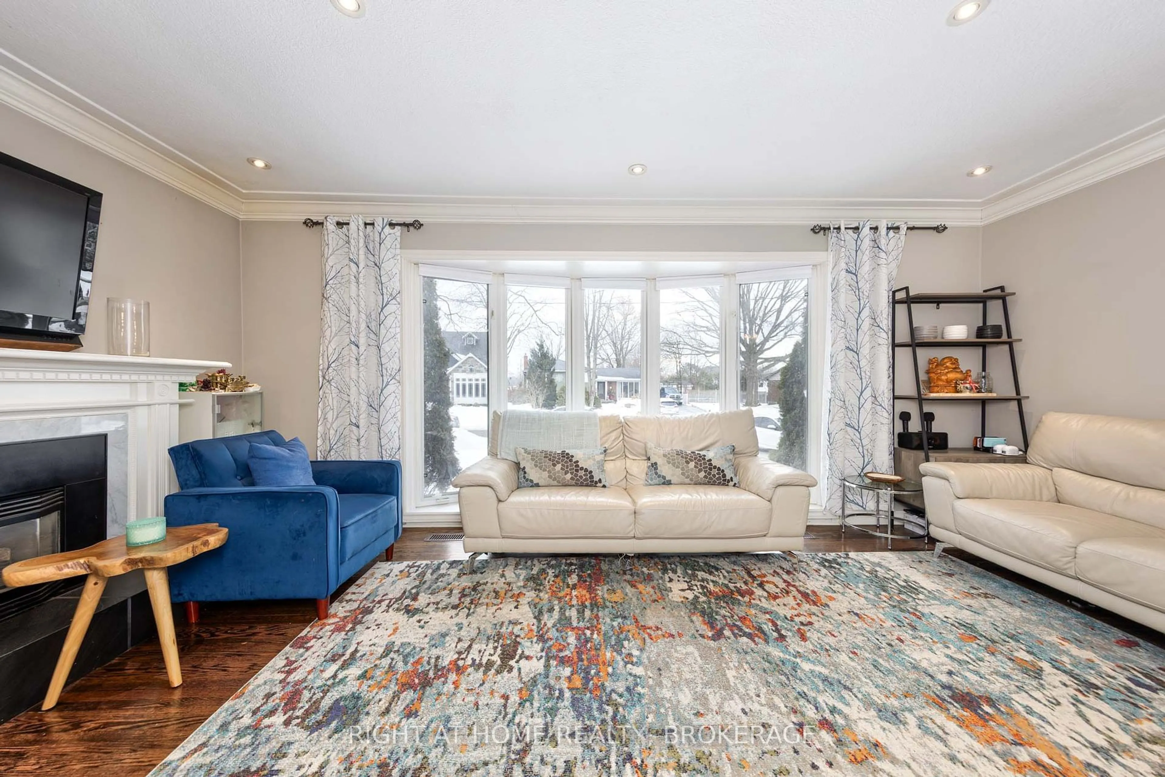 Living room with furniture, carpet floor for 475 Sandlewood Rd, Oakville Ontario L6L 3S3