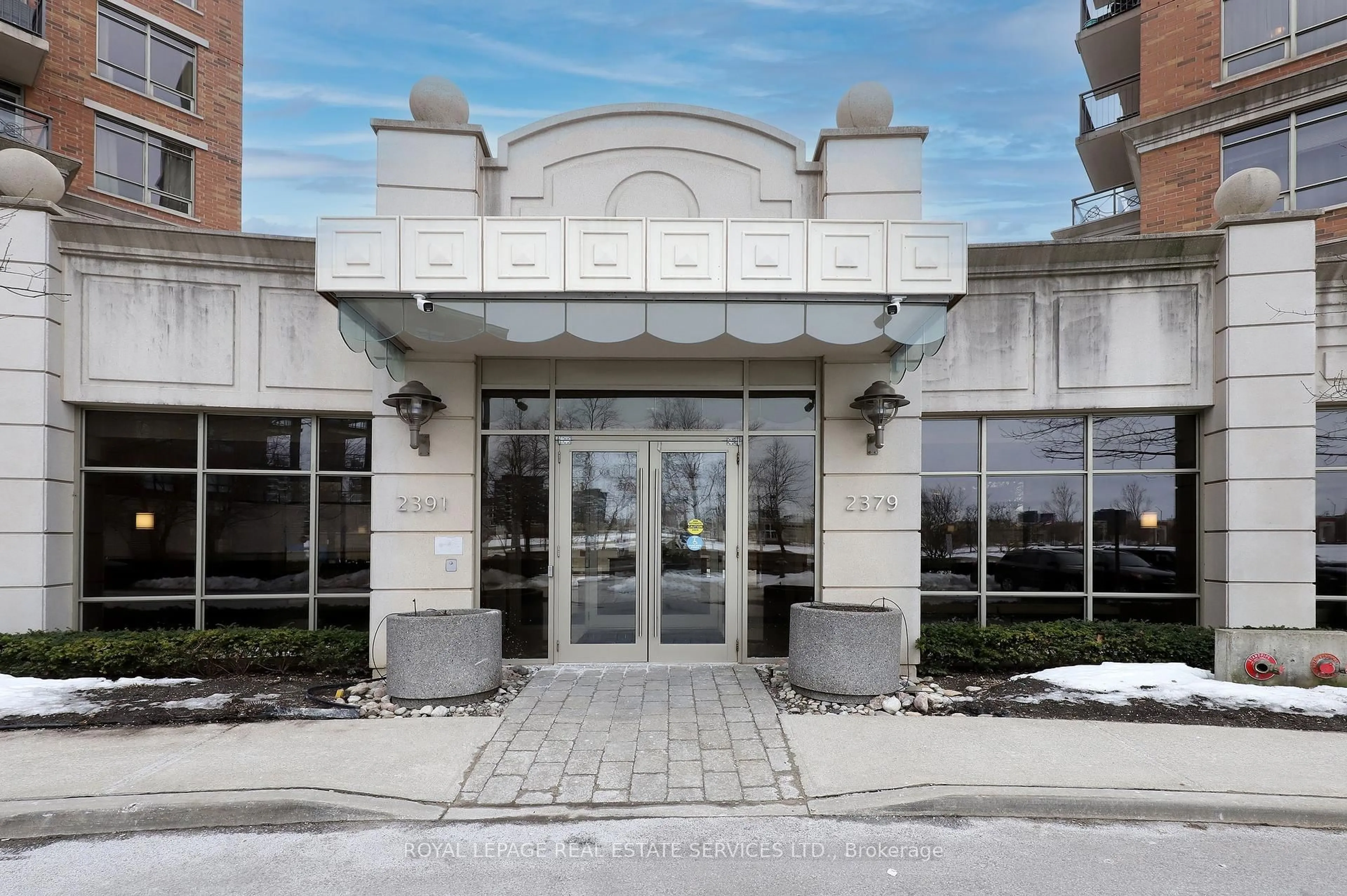 Indoor foyer for 2379 Central Park Dr #405, Oakville Ontario L6H 0E3