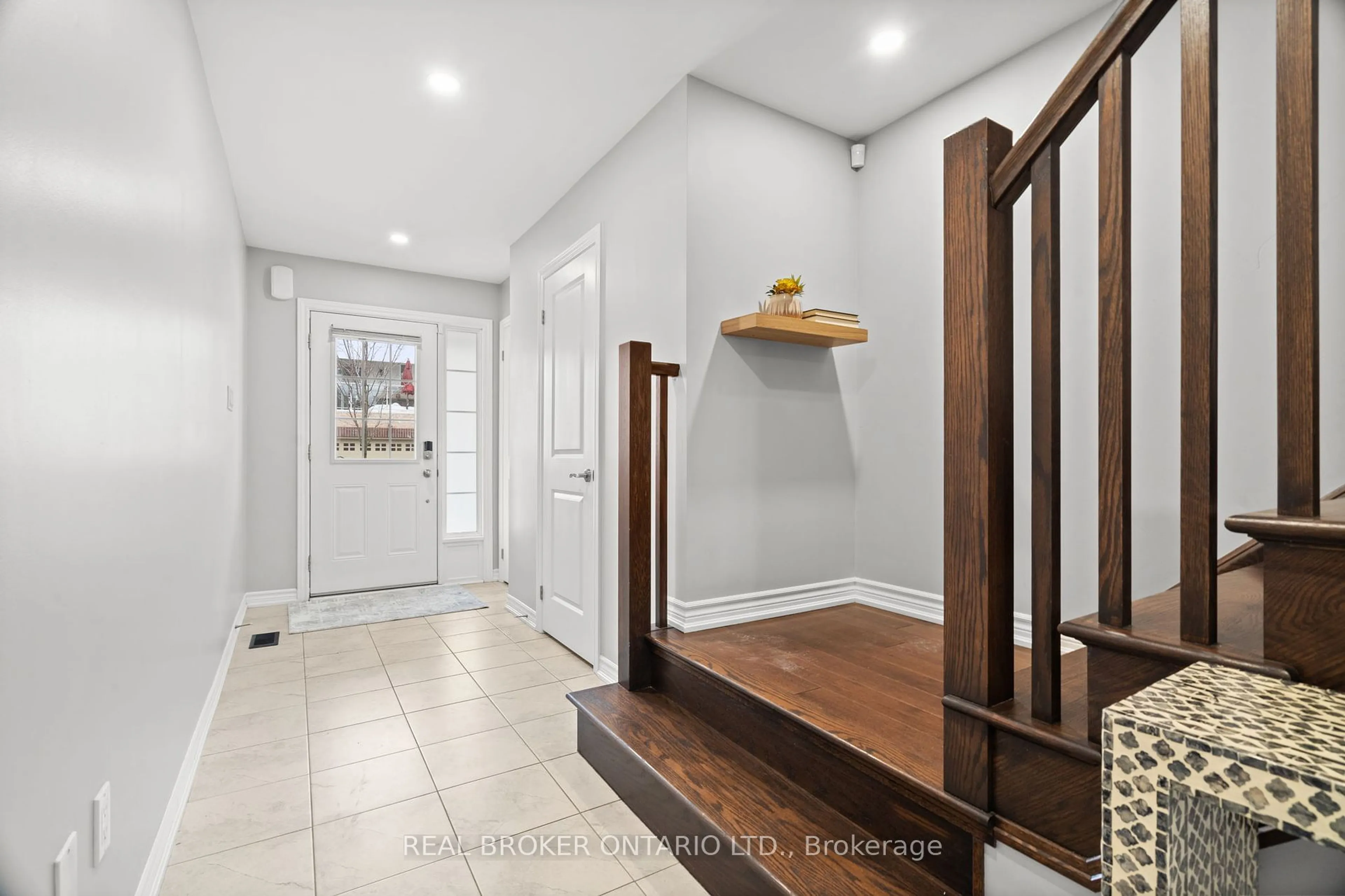 Indoor entryway for 30 Town Line #9, Orangeville Ontario L9W 7P6