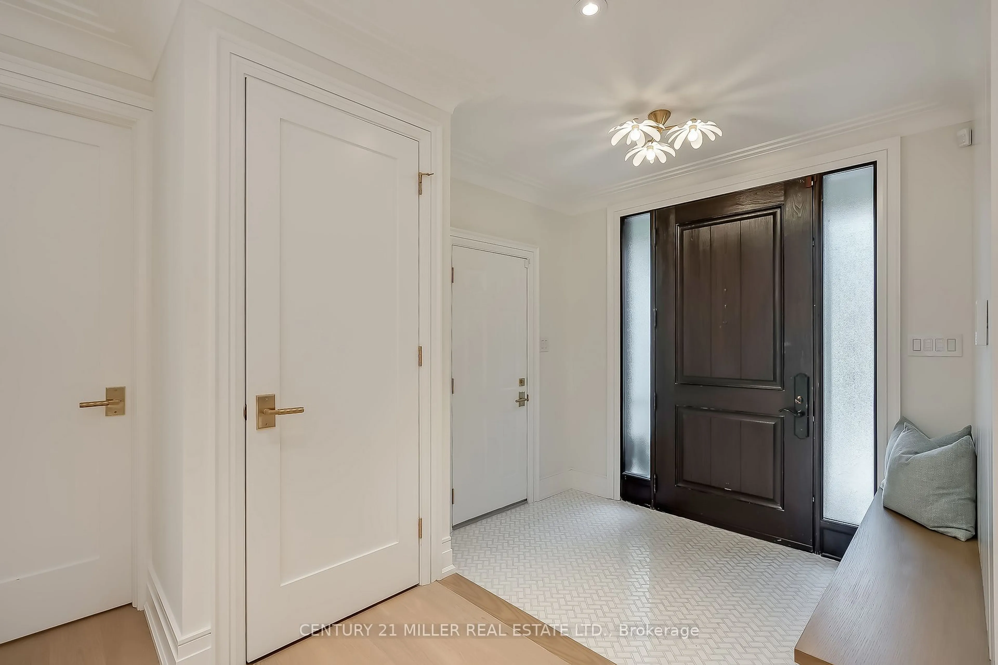 Indoor entryway for 406 Maple Grove Dr, Oakville Ontario L6J 4V7