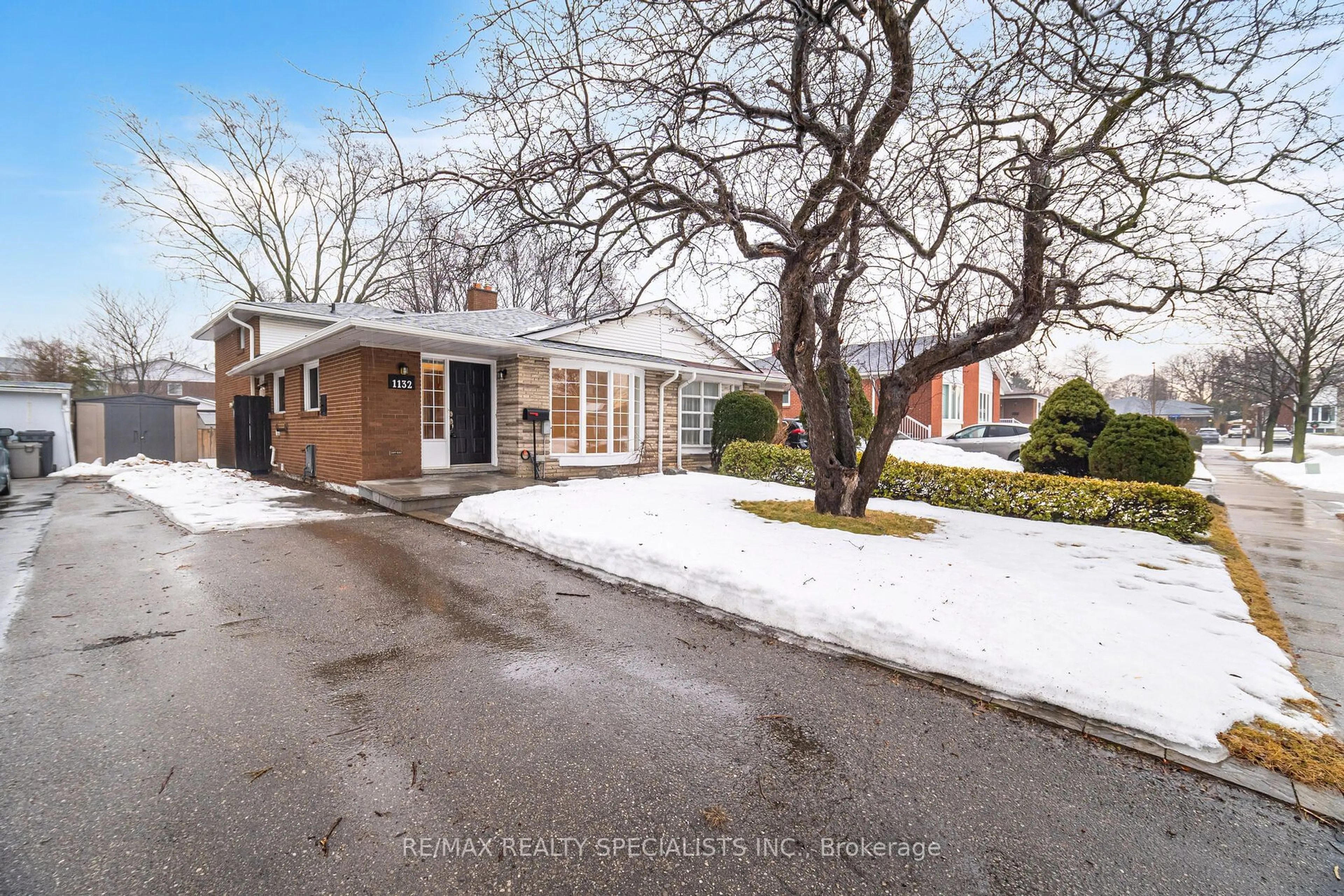 Home with brick exterior material, street for 1132 Saturnia Cres, Mississauga Ontario L4Y 2M3