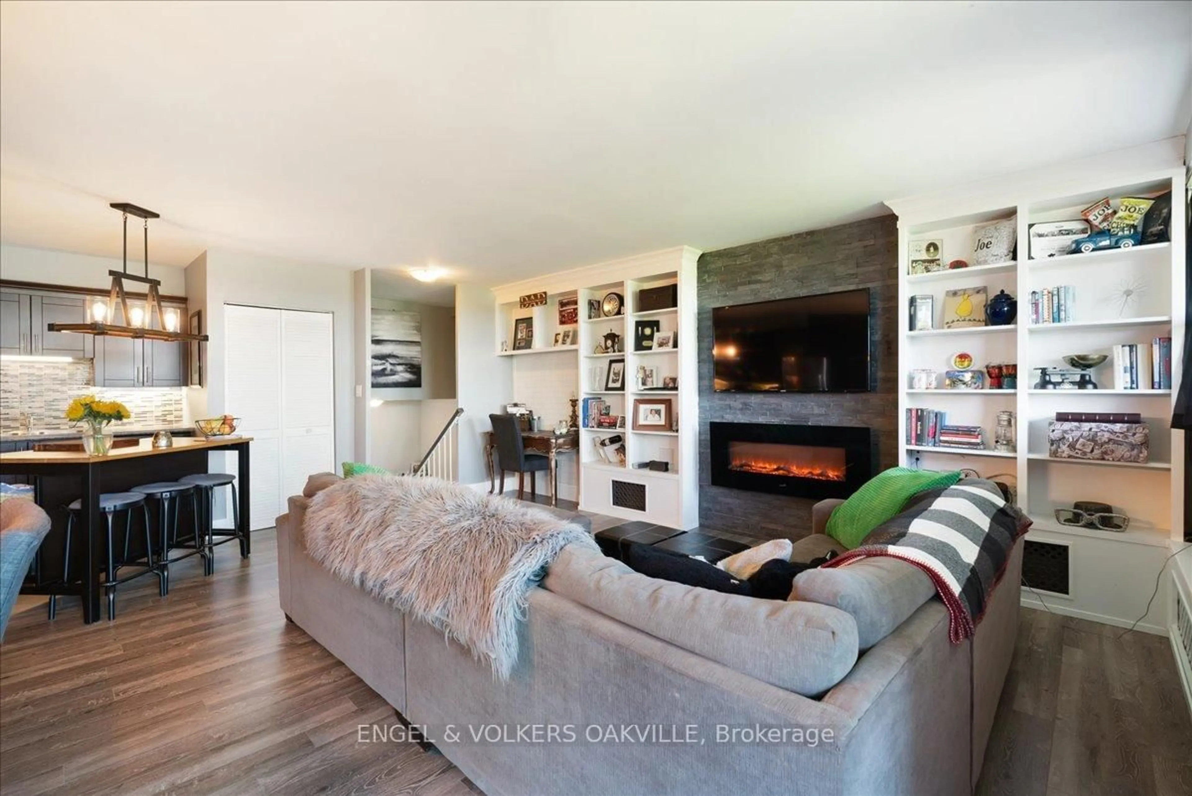 Living room with furniture, wood/laminate floor for 188 Mill St #403, Brampton Ontario L6Y 1T8