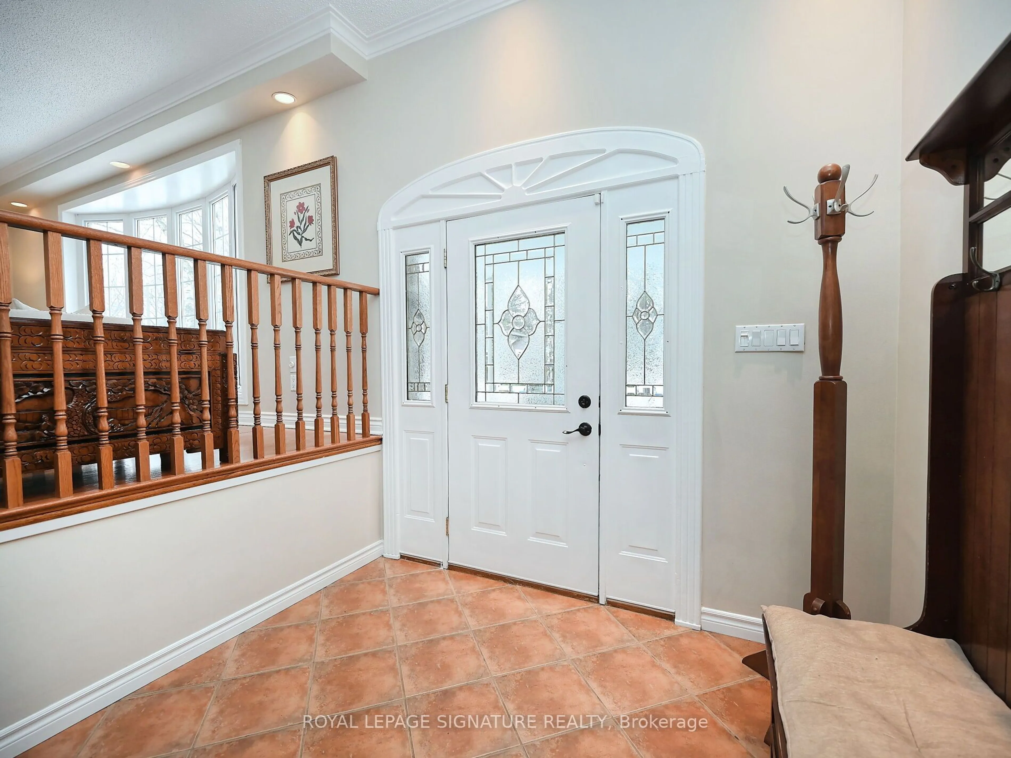 Indoor entryway for 818 Edistel Cres, Mississauga Ontario L5H 1T4