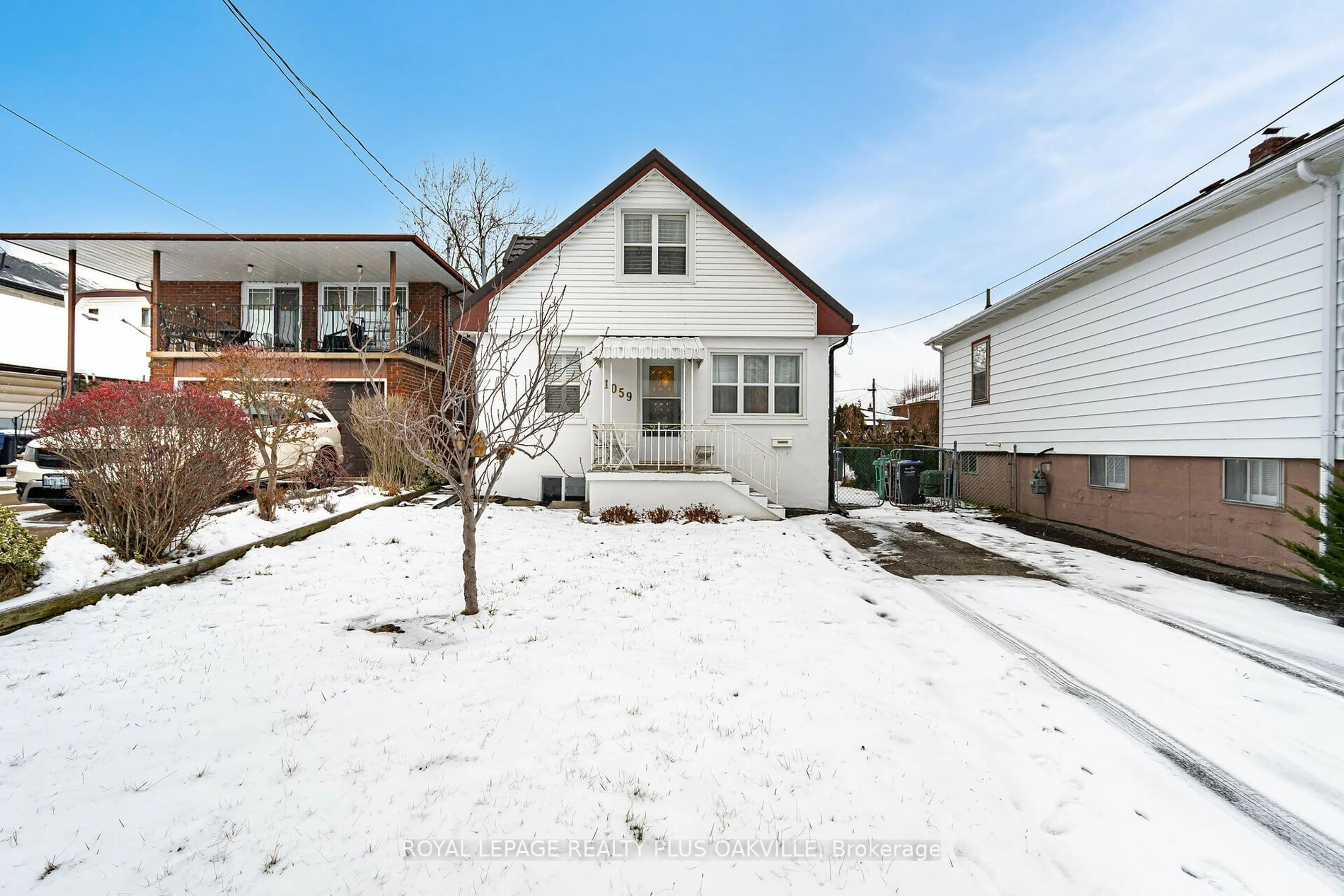 A pic from outside/outdoor area/front of a property/back of a property/a pic from drone, street for 1059 Westmount Ave, Mississauga Ontario L5E 1X5