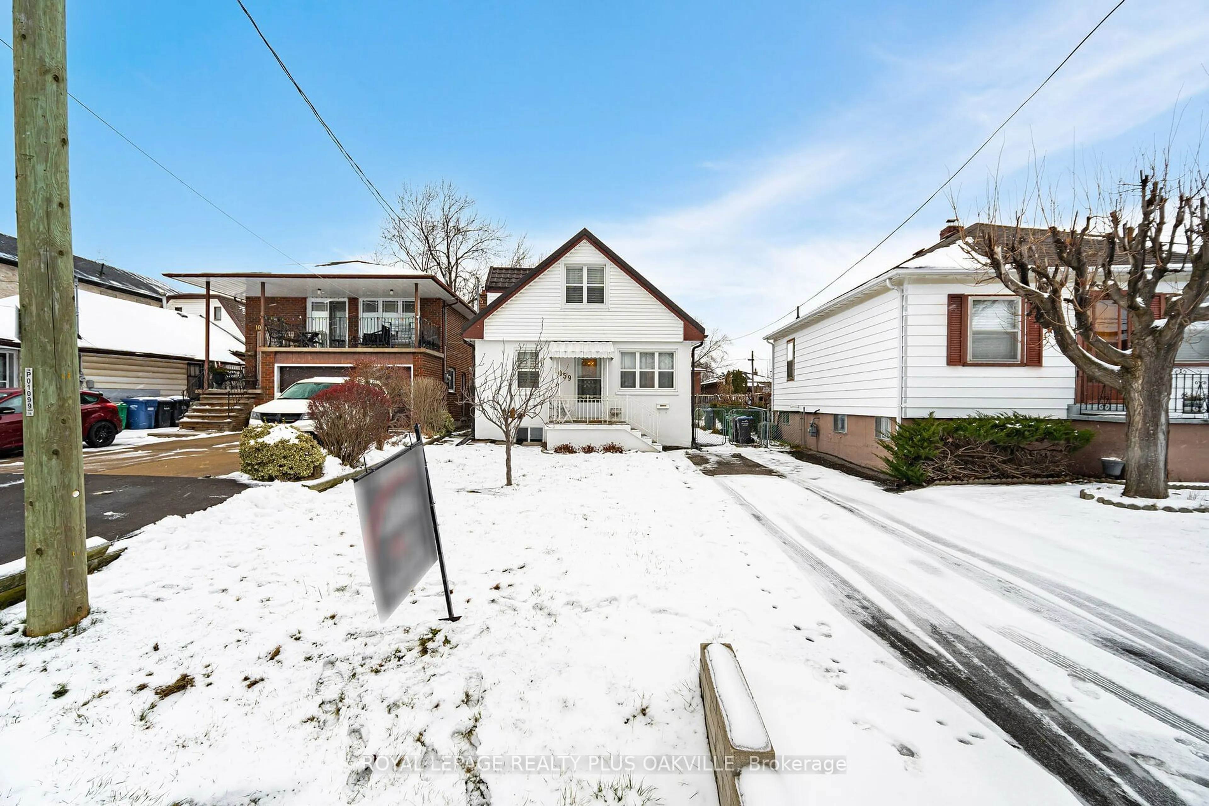 A pic from outside/outdoor area/front of a property/back of a property/a pic from drone, street for 1059 Westmount Ave, Mississauga Ontario L5E 1X5