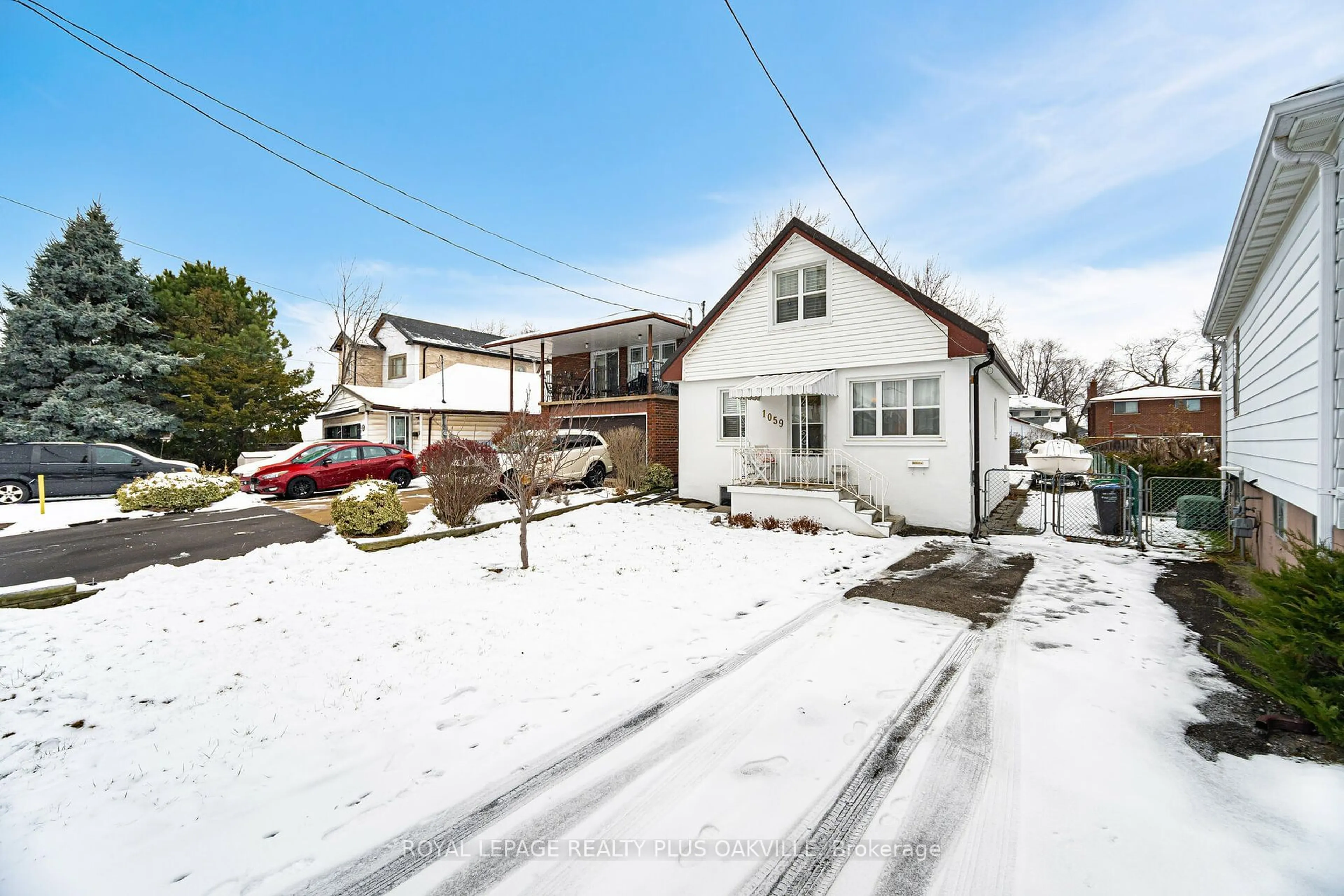 A pic from outside/outdoor area/front of a property/back of a property/a pic from drone, street for 1059 Westmount Ave, Mississauga Ontario L5E 1X5