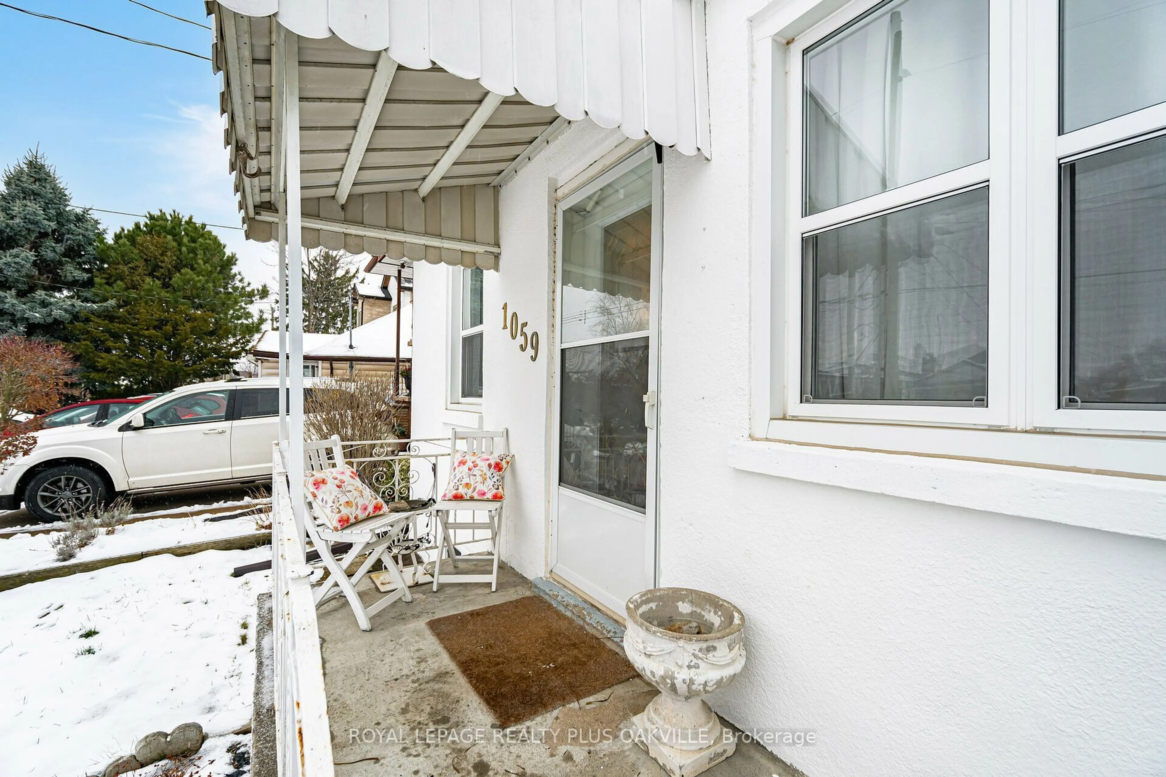 Patio, street for 1059 Westmount Ave, Mississauga Ontario L5E 1X5