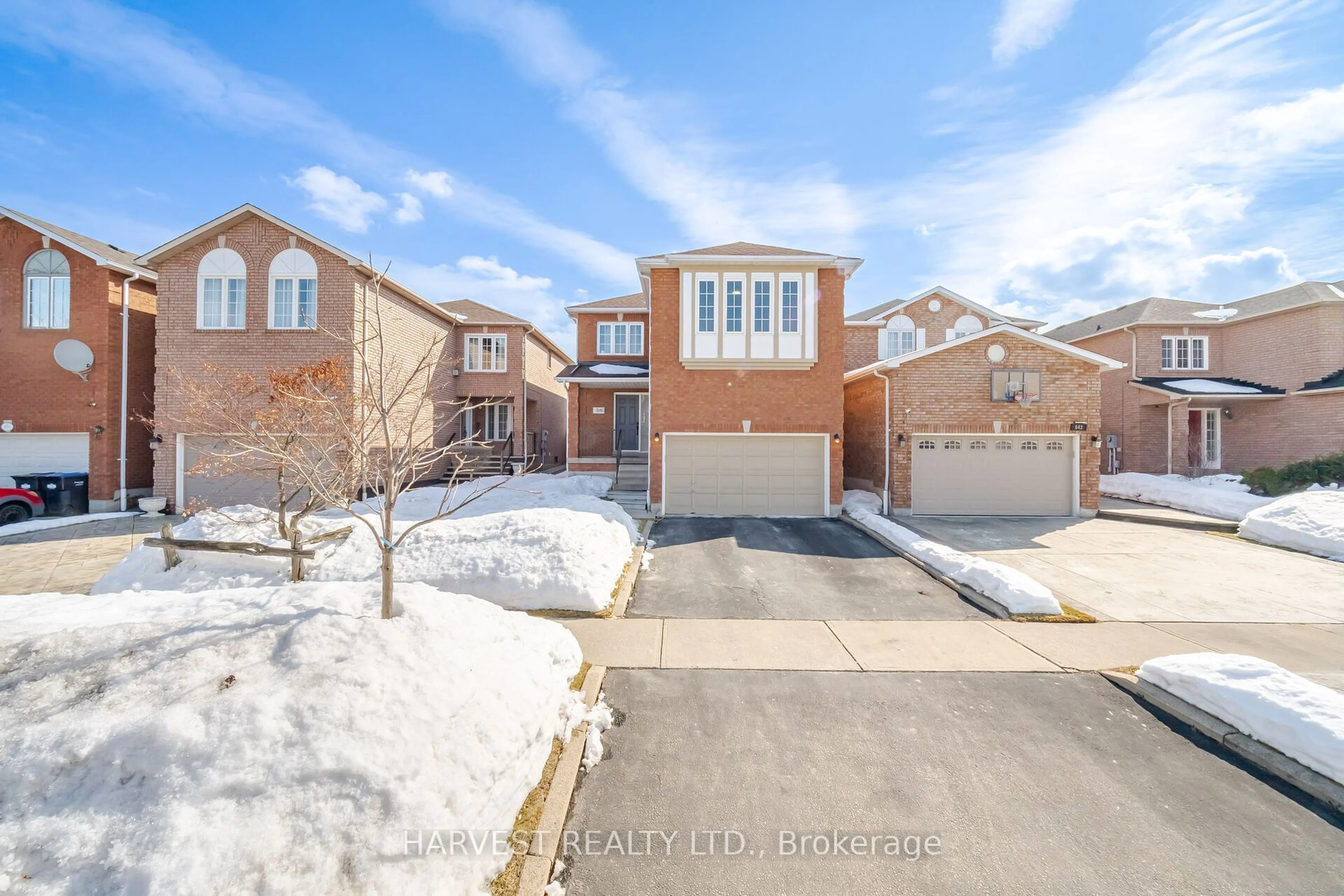 A pic from outside/outdoor area/front of a property/back of a property/a pic from drone, street for 840 Cardington St, Mississauga Ontario L5V 1Z7