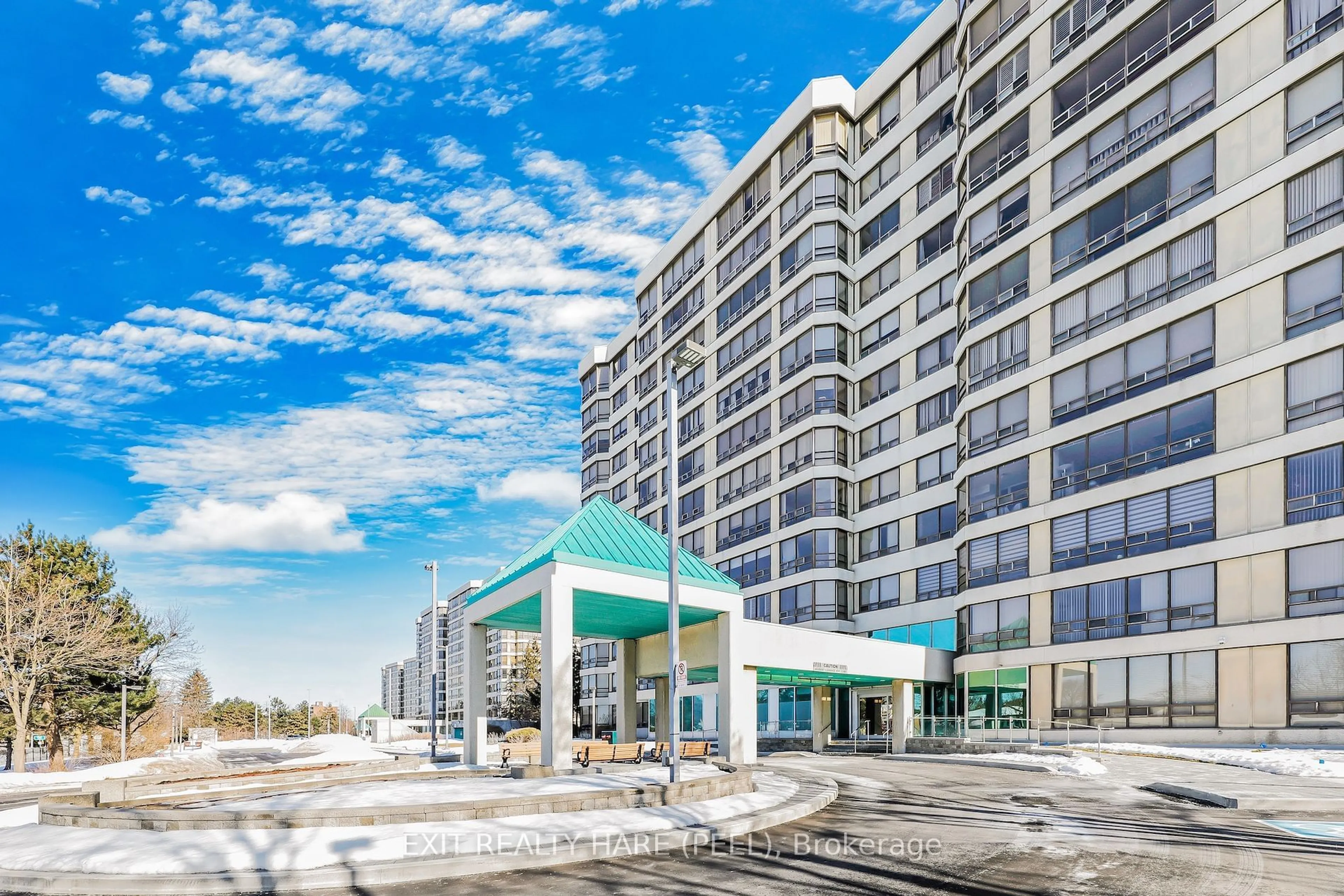 Indoor foyer for 330 Mill St #304, Brampton Ontario L6Y 3V3