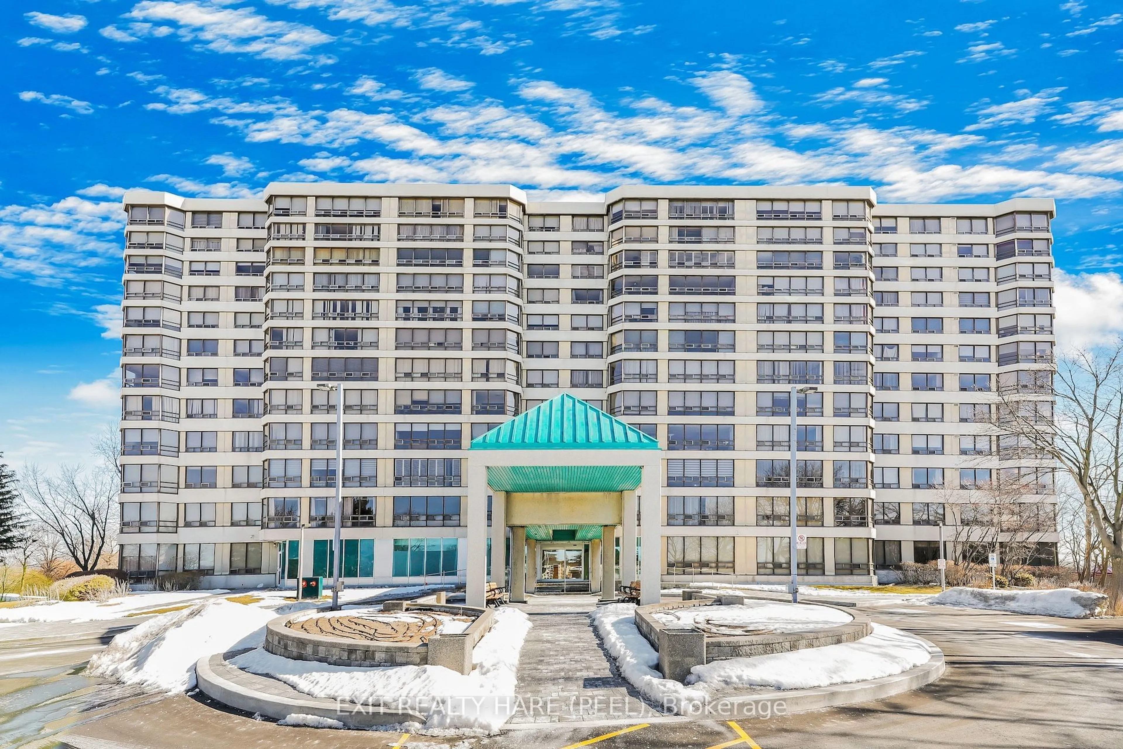 Indoor foyer for 330 Mill St #304, Brampton Ontario L6Y 3V3