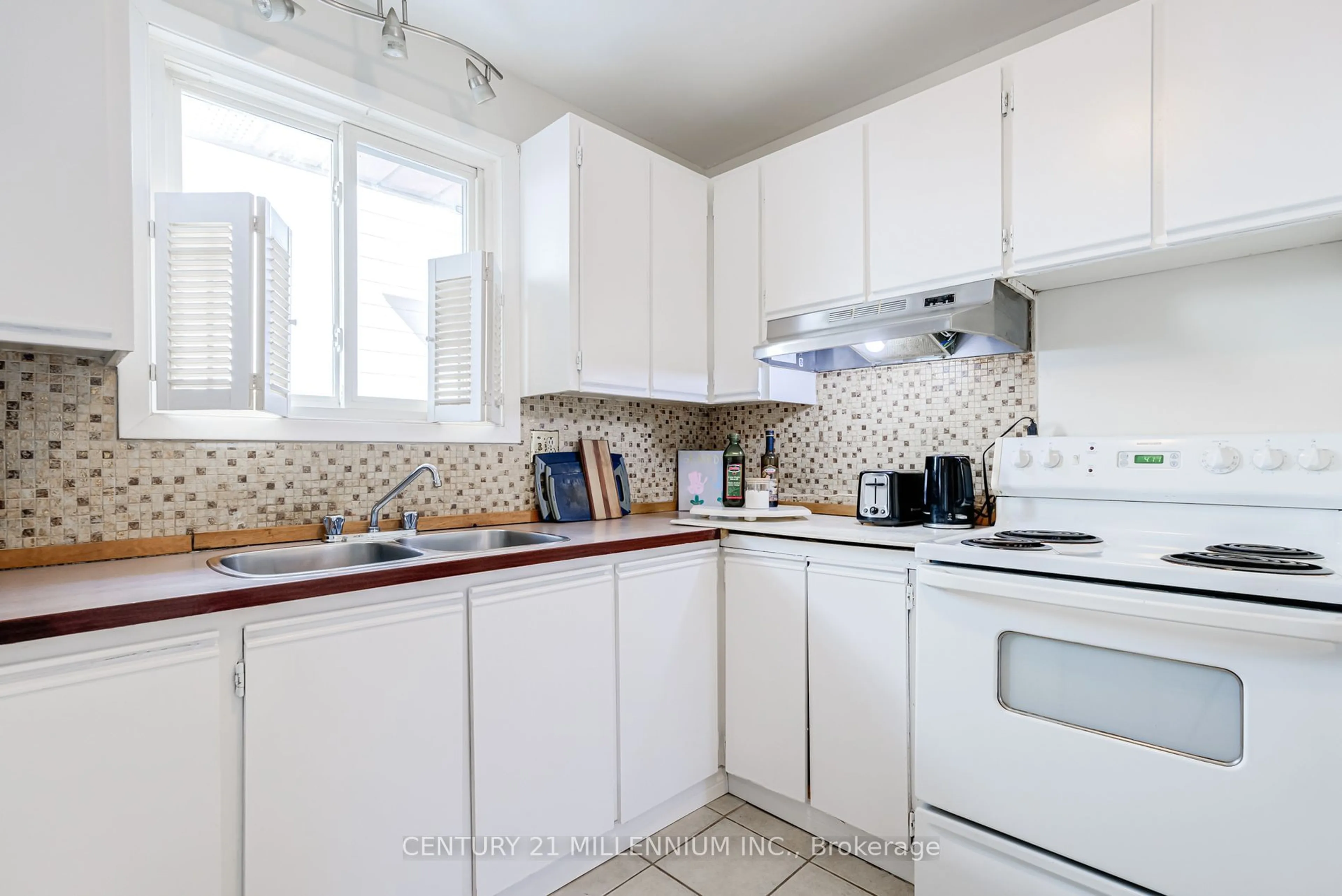 Standard kitchen, unknown for 12 Parkend Ave, Brampton Ontario L6Y 1B2