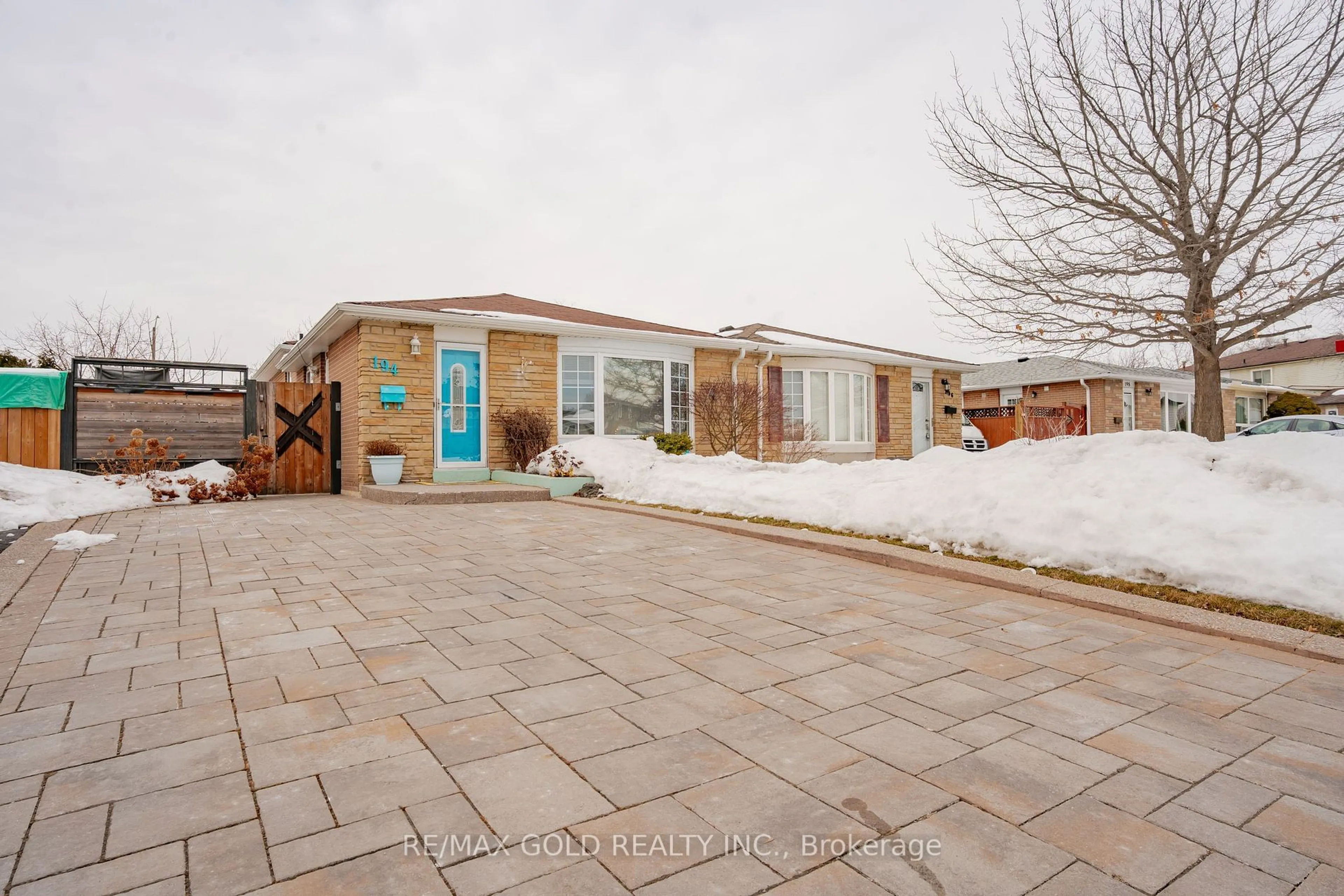 A pic from outside/outdoor area/front of a property/back of a property/a pic from drone, street for 194 Earnscliffe Circ, Brampton Ontario L6T 2B7