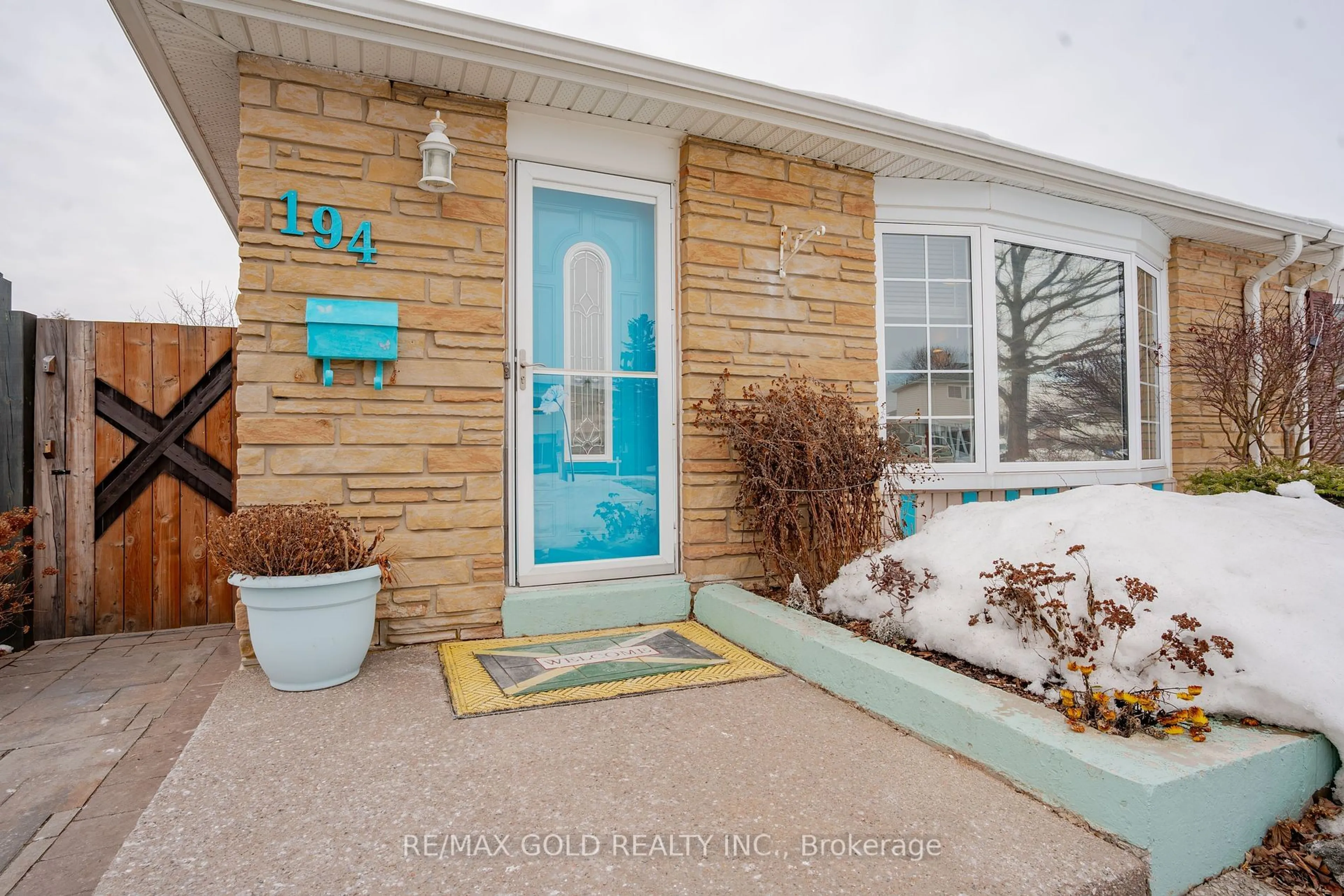 Indoor entryway for 194 Earnscliffe Circ, Brampton Ontario L6T 2B7