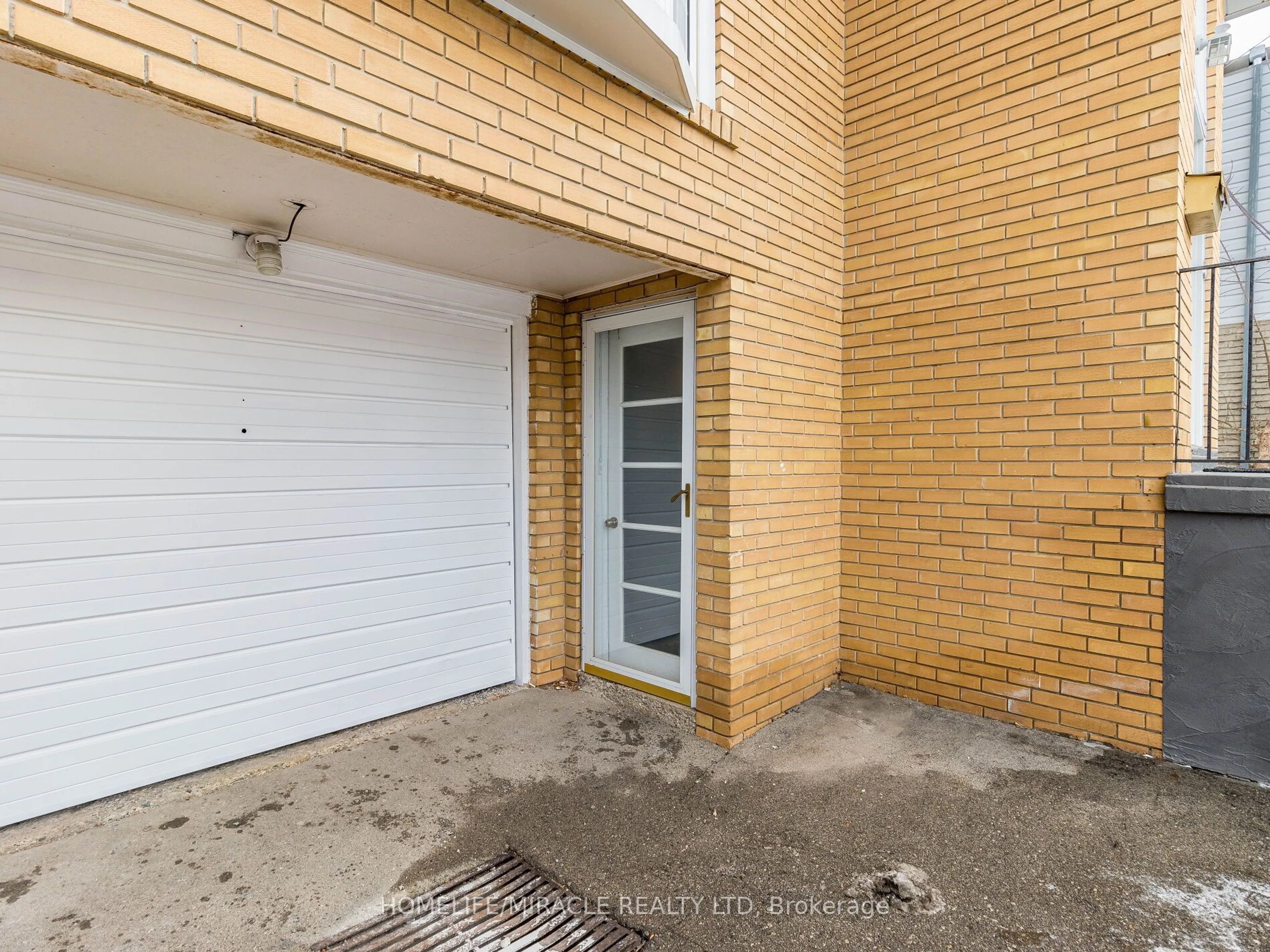 Indoor garage for 2868 Windjammer Rd, Mississauga Ontario L5L 1T7