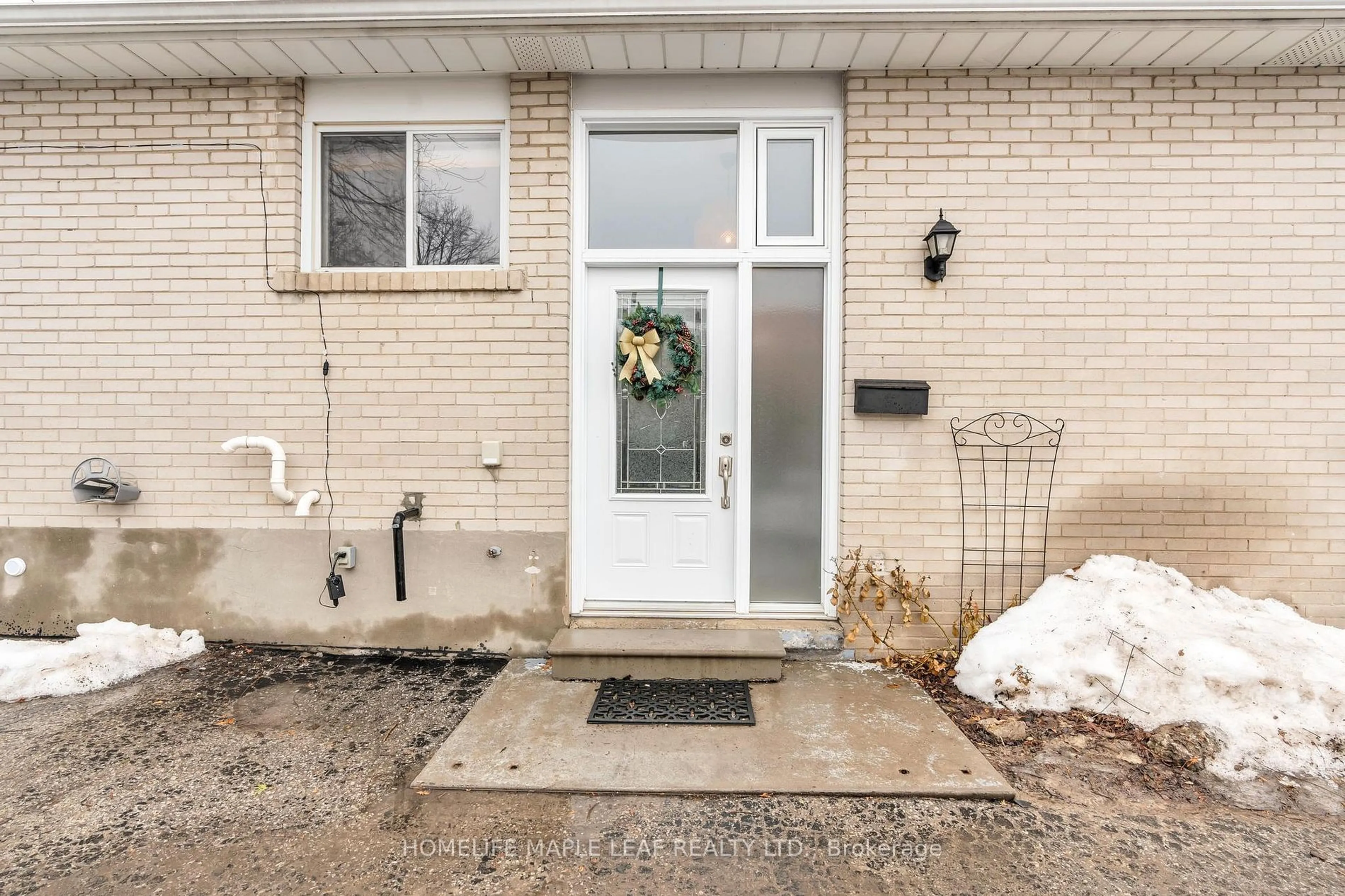 Indoor entryway for 12 Abbey Rd, Brampton Ontario L6W 2T8