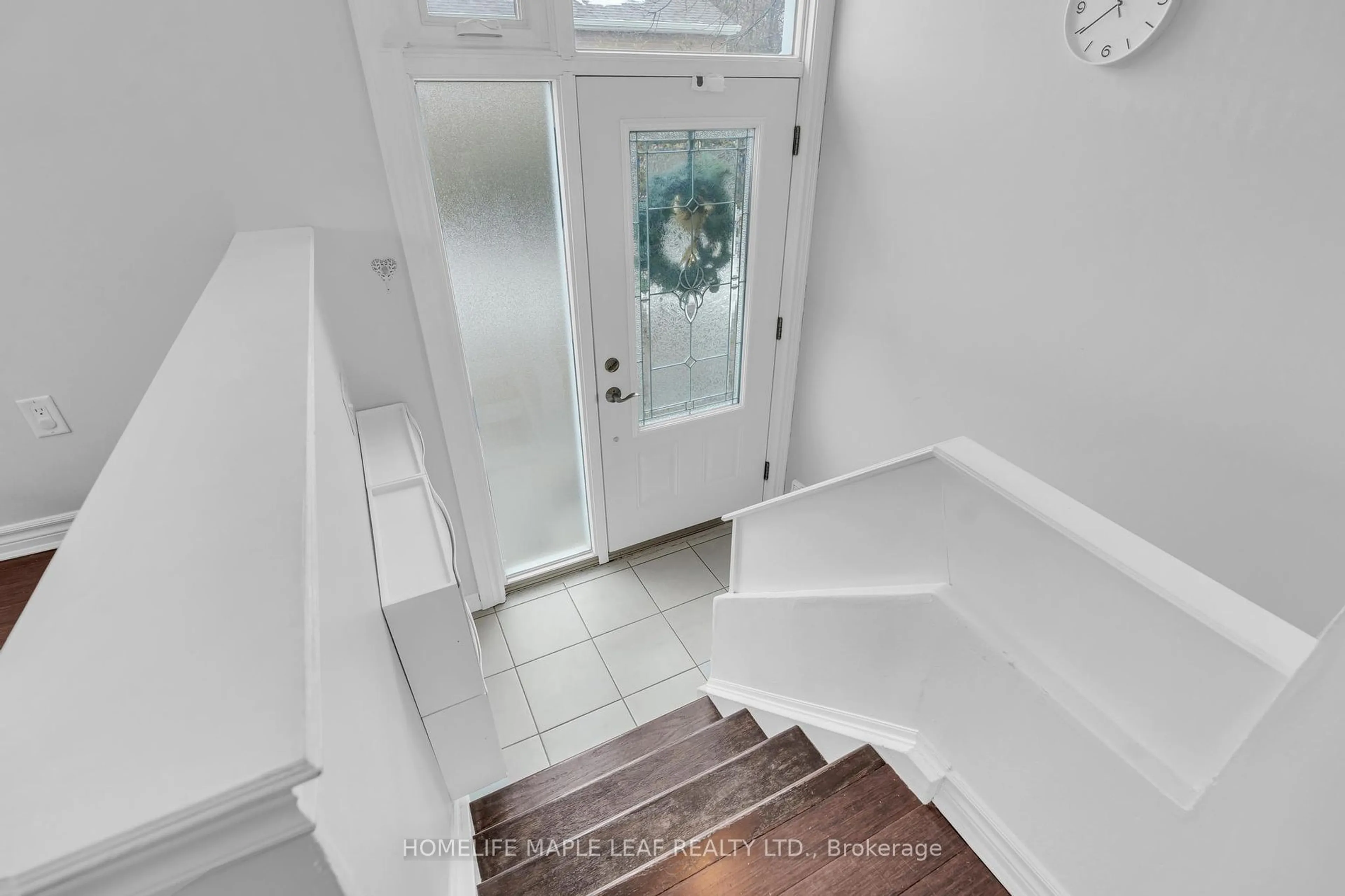 Indoor entryway for 12 Abbey Rd, Brampton Ontario L6W 2T8