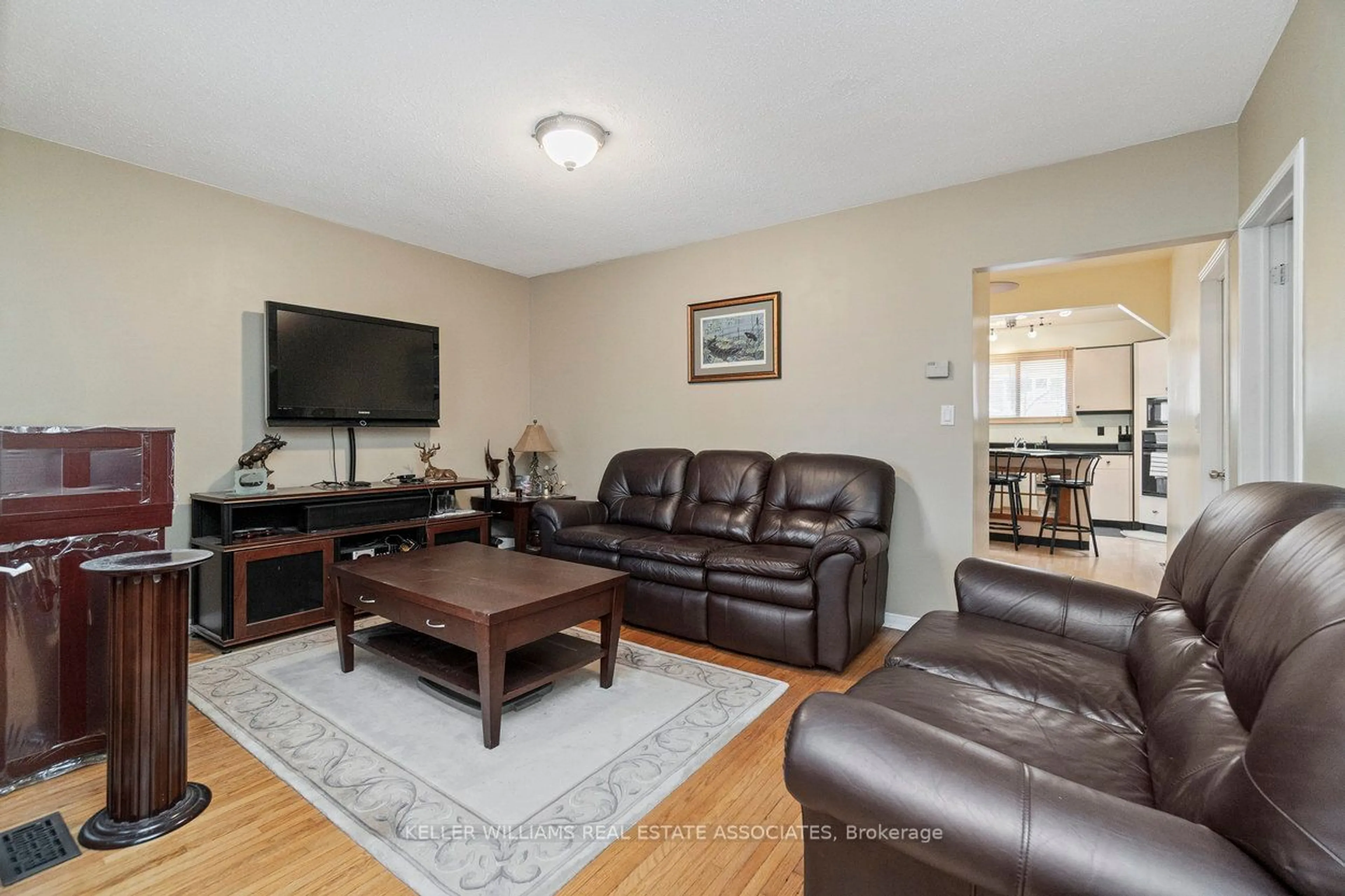 Living room with furniture, unknown for 64 Eaglewood Blvd, Mississauga Ontario L5G 1V4