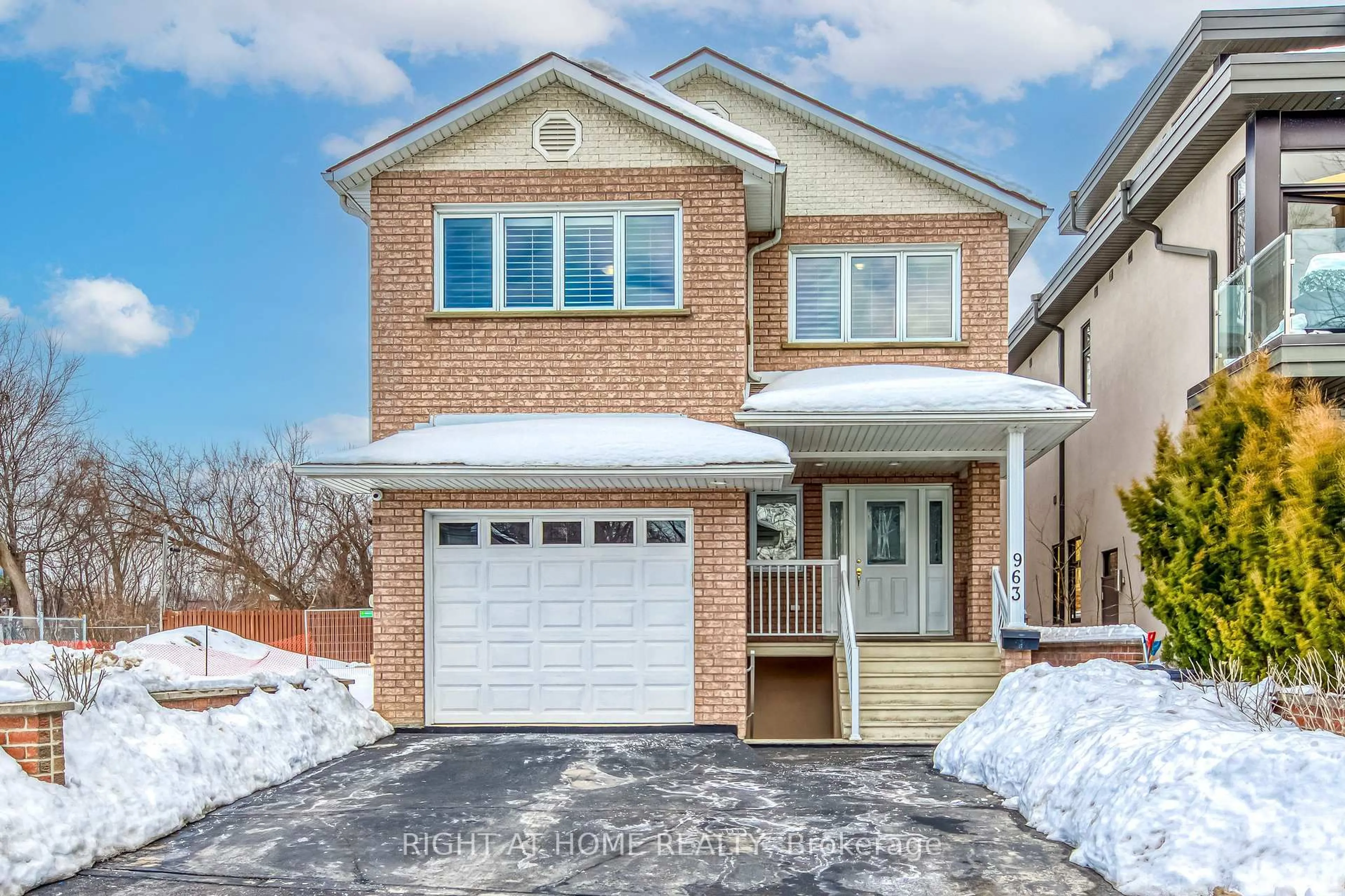 Home with brick exterior material, street for 963 Hampton Cres, Mississauga Ontario L5G 4G7