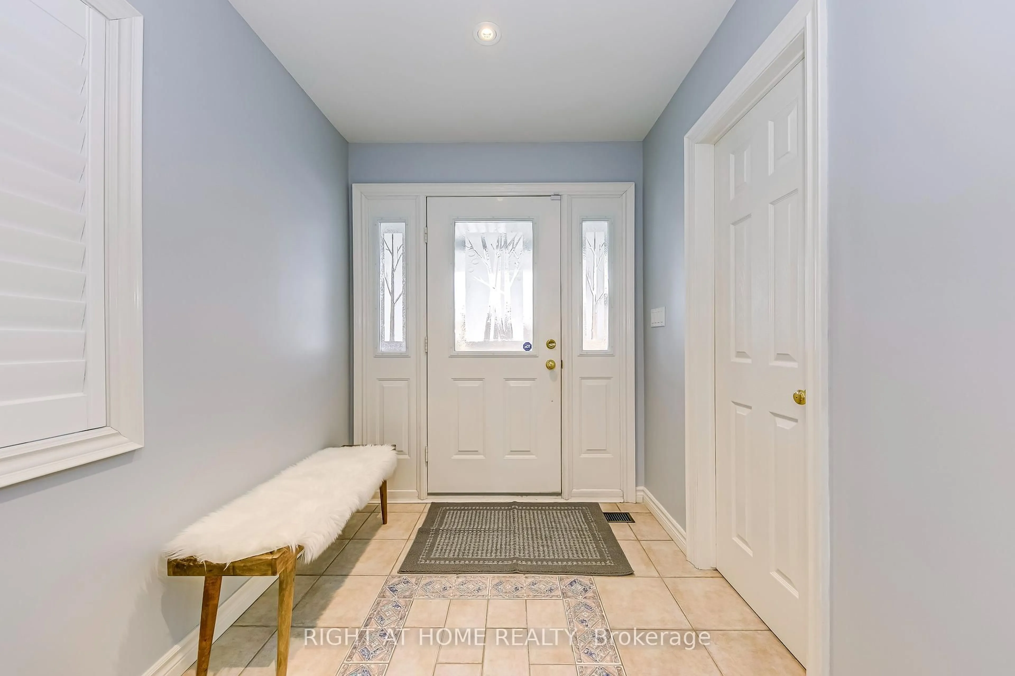 Indoor entryway for 963 Hampton Cres, Mississauga Ontario L5G 4G7