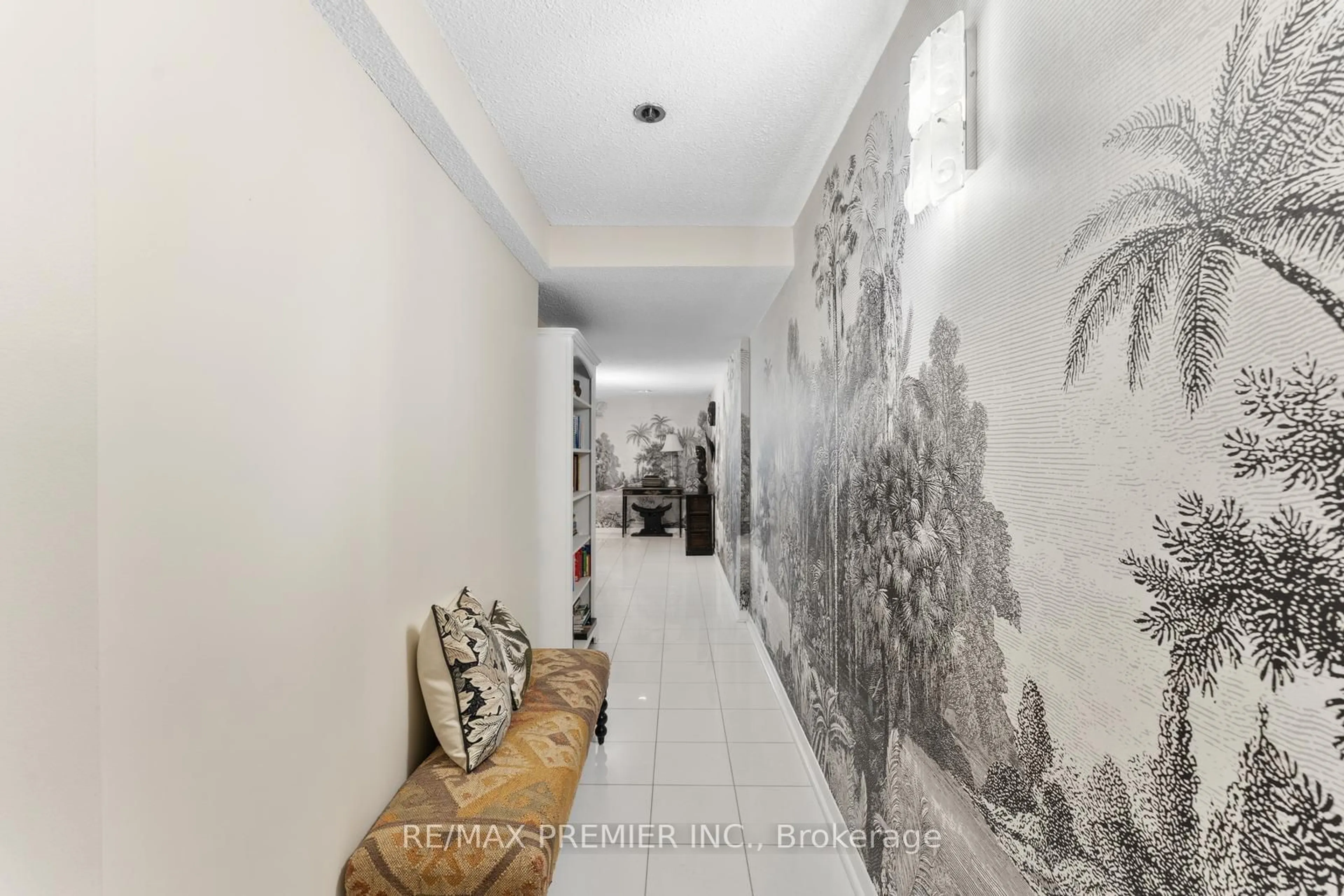 Indoor foyer for 2045 Lake Shore Blvd #2103, Toronto Ontario M8V 2Z6