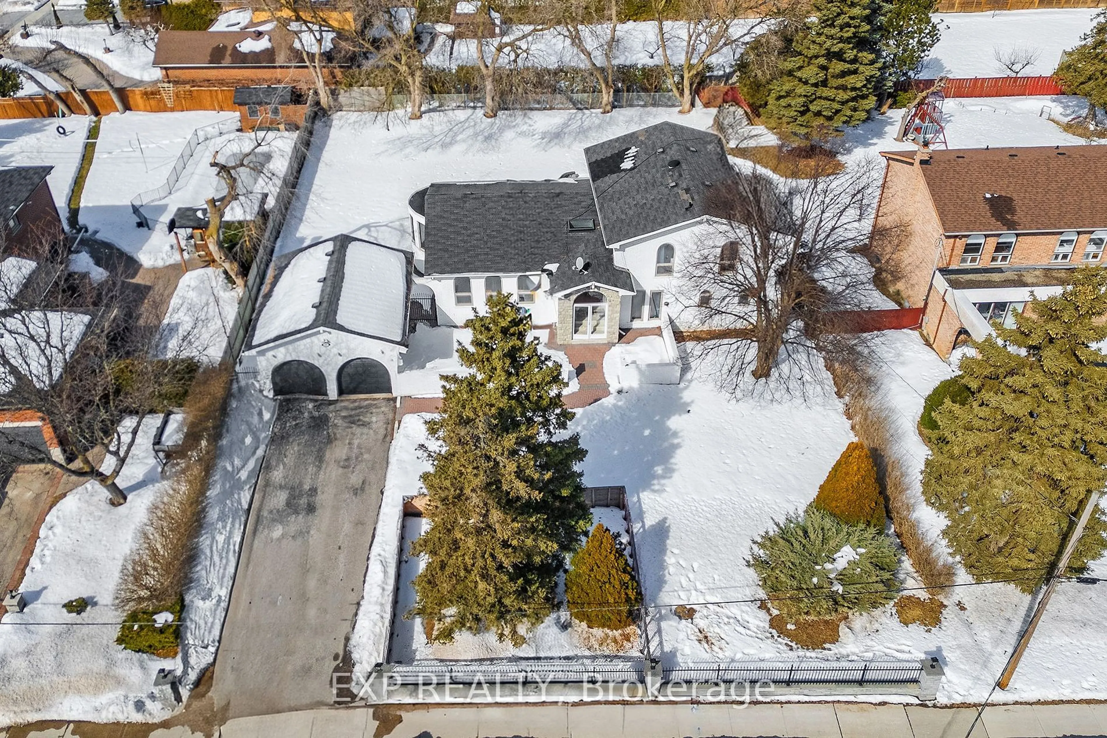 A pic from outside/outdoor area/front of a property/back of a property/a pic from drone, street for 1711 Carolyn Rd, Mississauga Ontario L5M 2C9