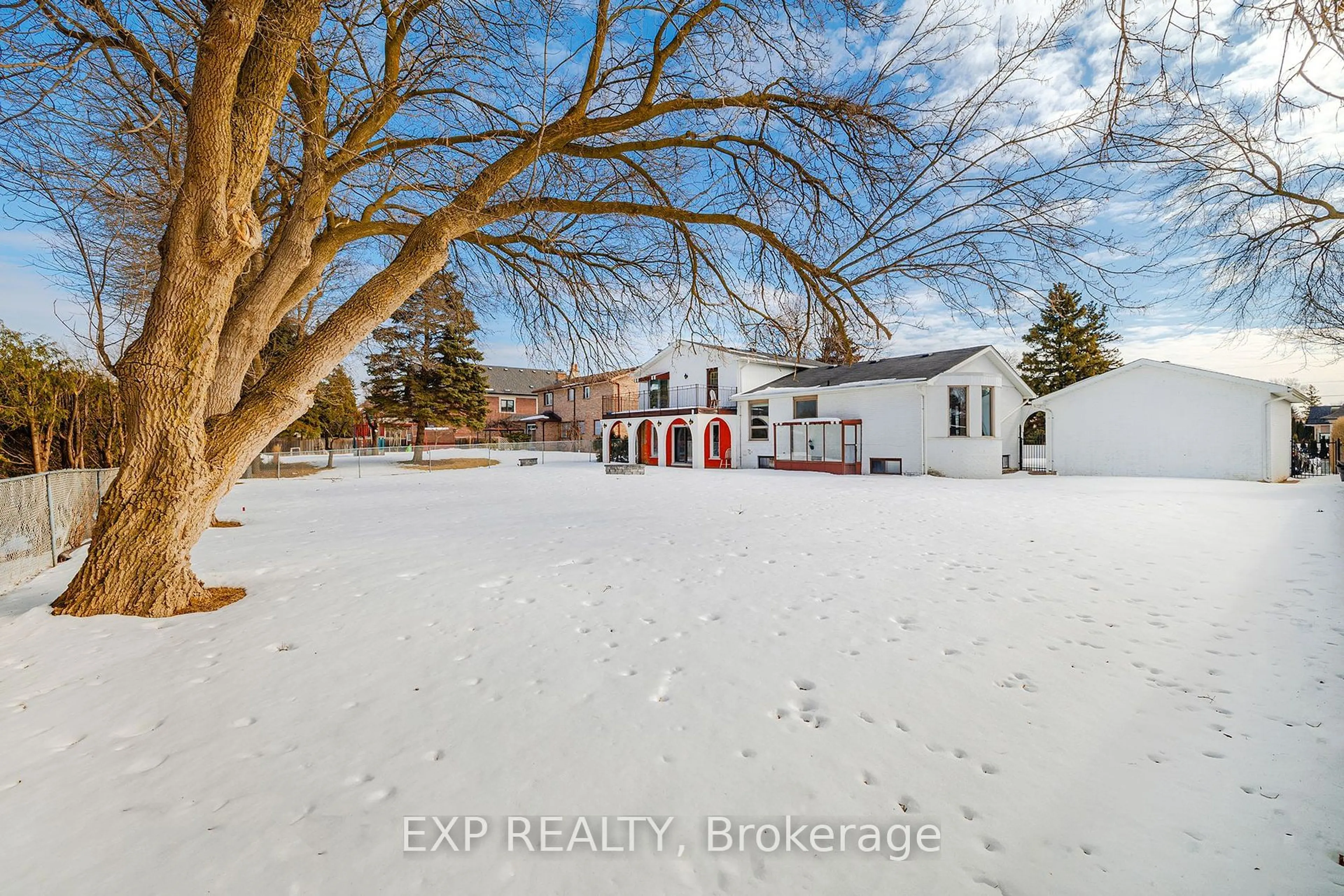 A pic from outside/outdoor area/front of a property/back of a property/a pic from drone, building for 1711 Carolyn Rd, Mississauga Ontario L5M 2C9