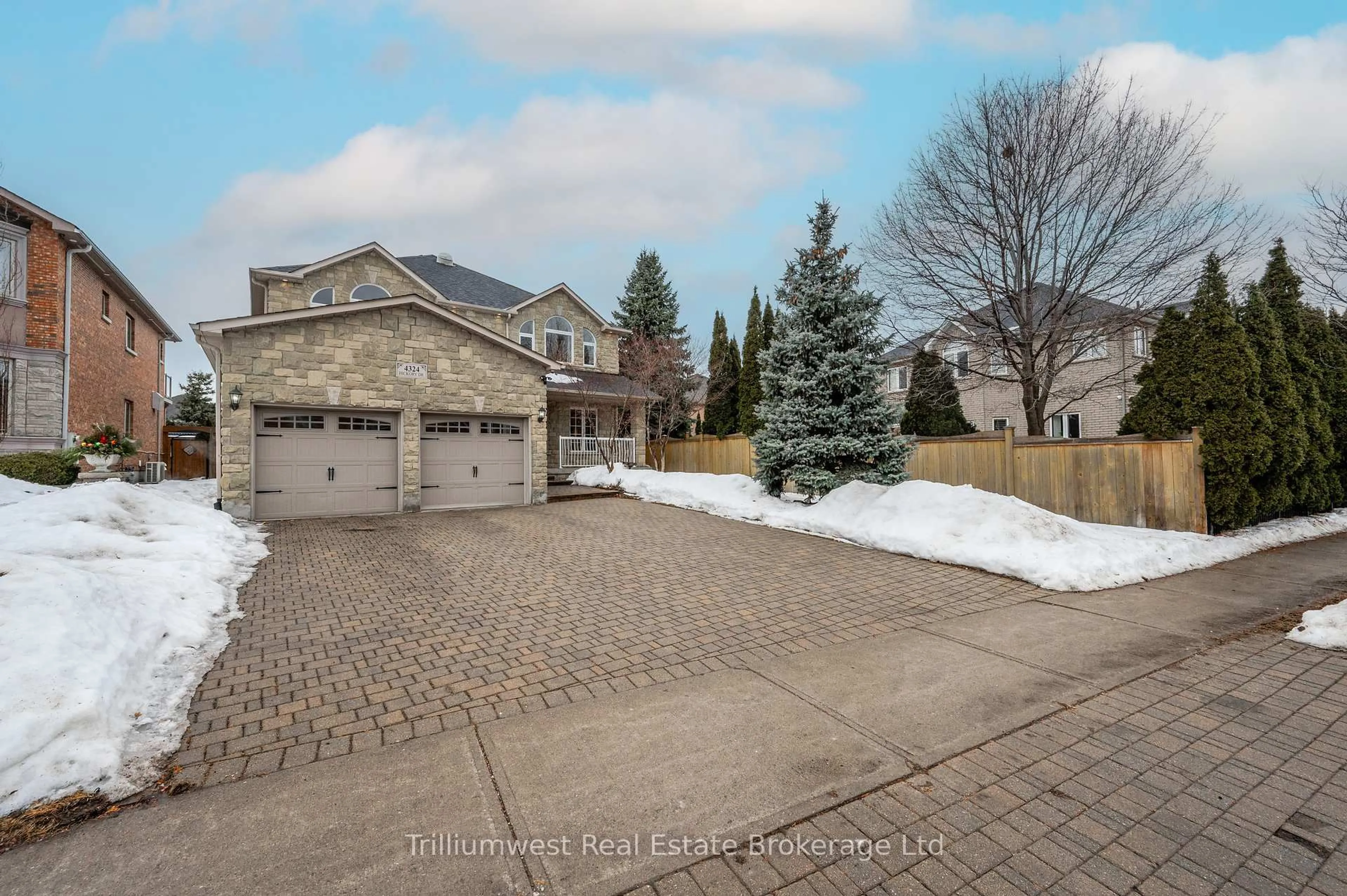 A pic from outside/outdoor area/front of a property/back of a property/a pic from drone, street for 4324 Hickory Dr, Mississauga Ontario L4W 1L2