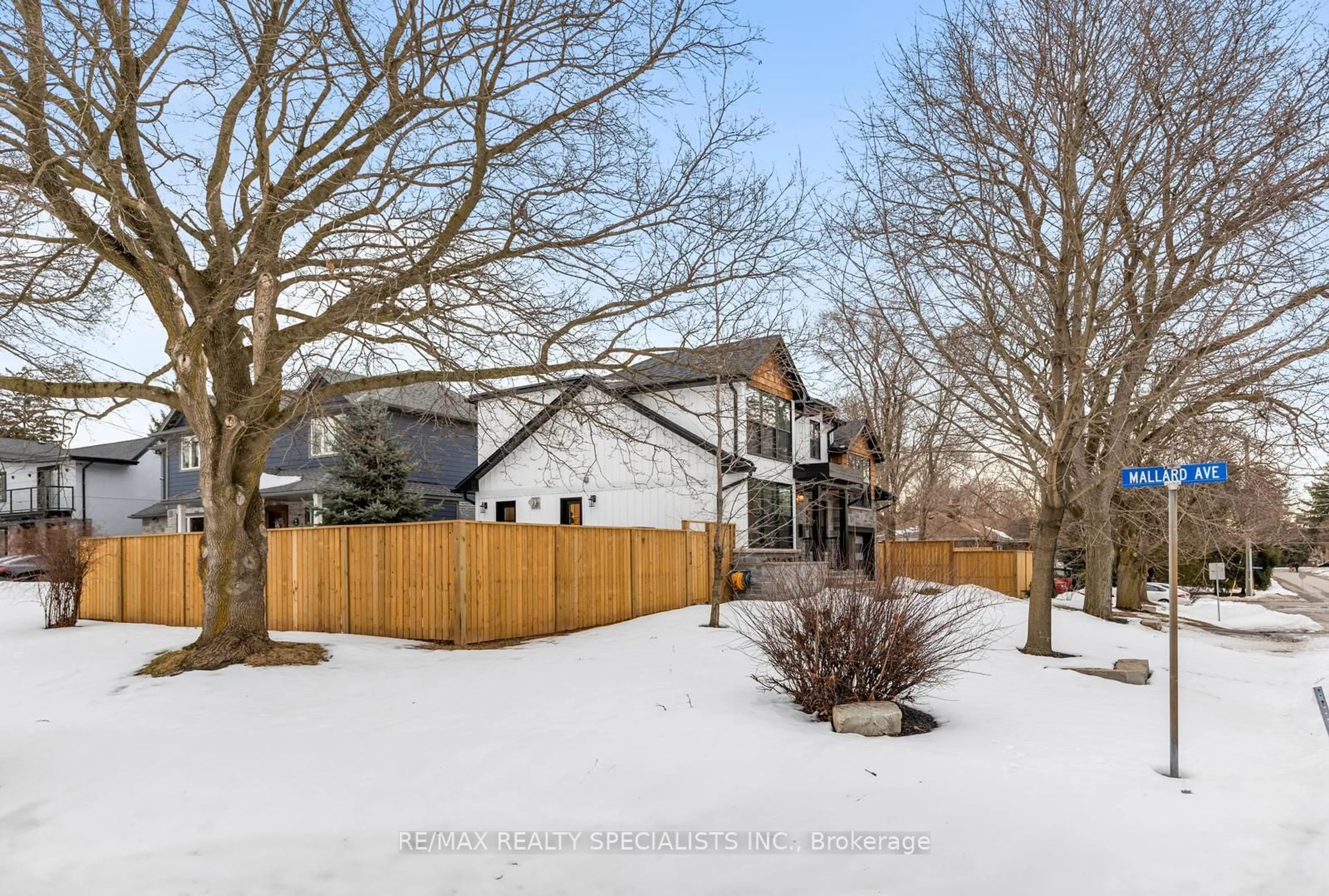 A pic from outside/outdoor area/front of a property/back of a property/a pic from drone, street for 939 TEAL Dr, Burlington Ontario L7T 2Y9