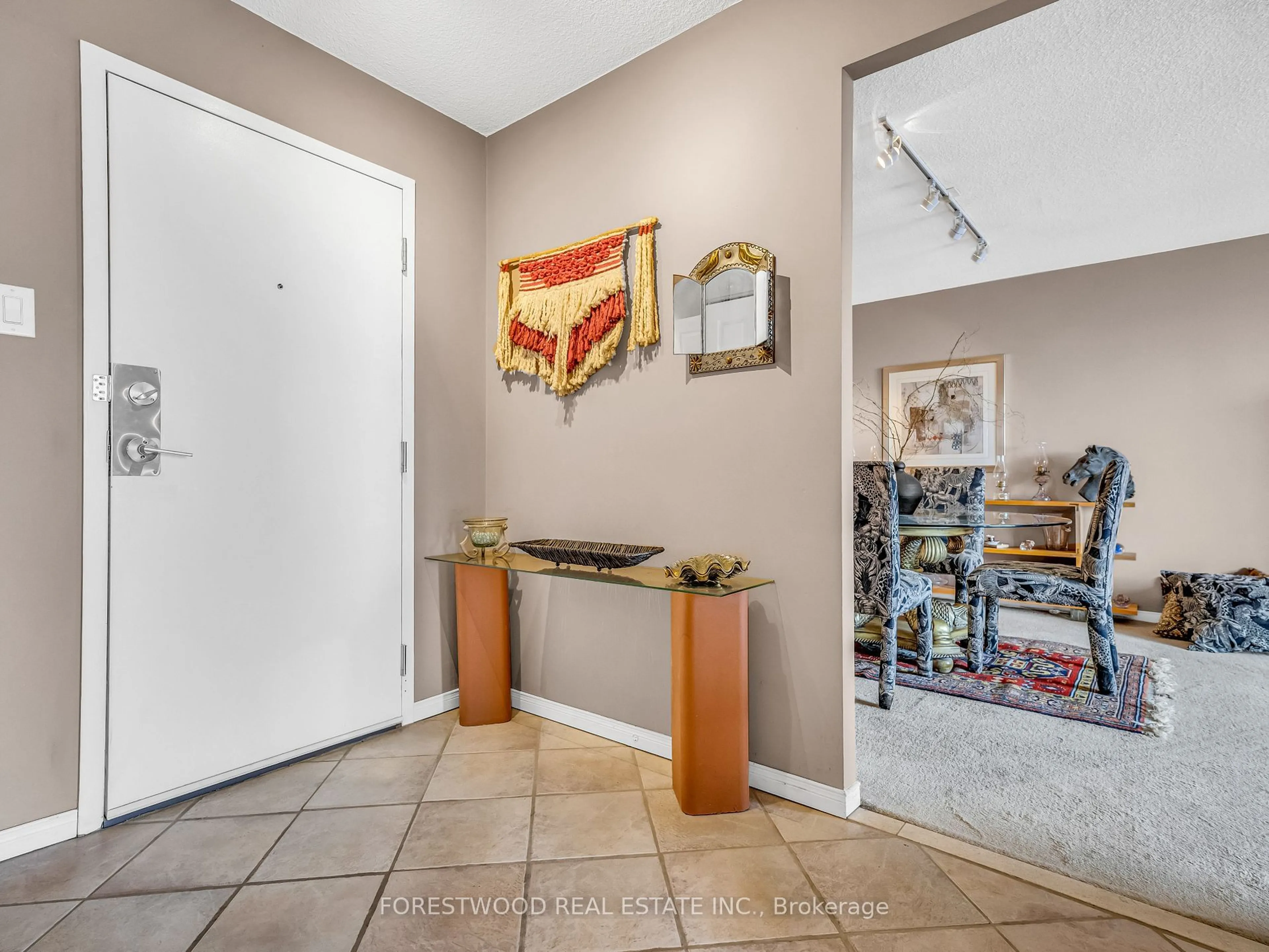 Indoor entryway for 1155 Bough Beeches Blvd #1203, Mississauga Ontario L4W 4N2