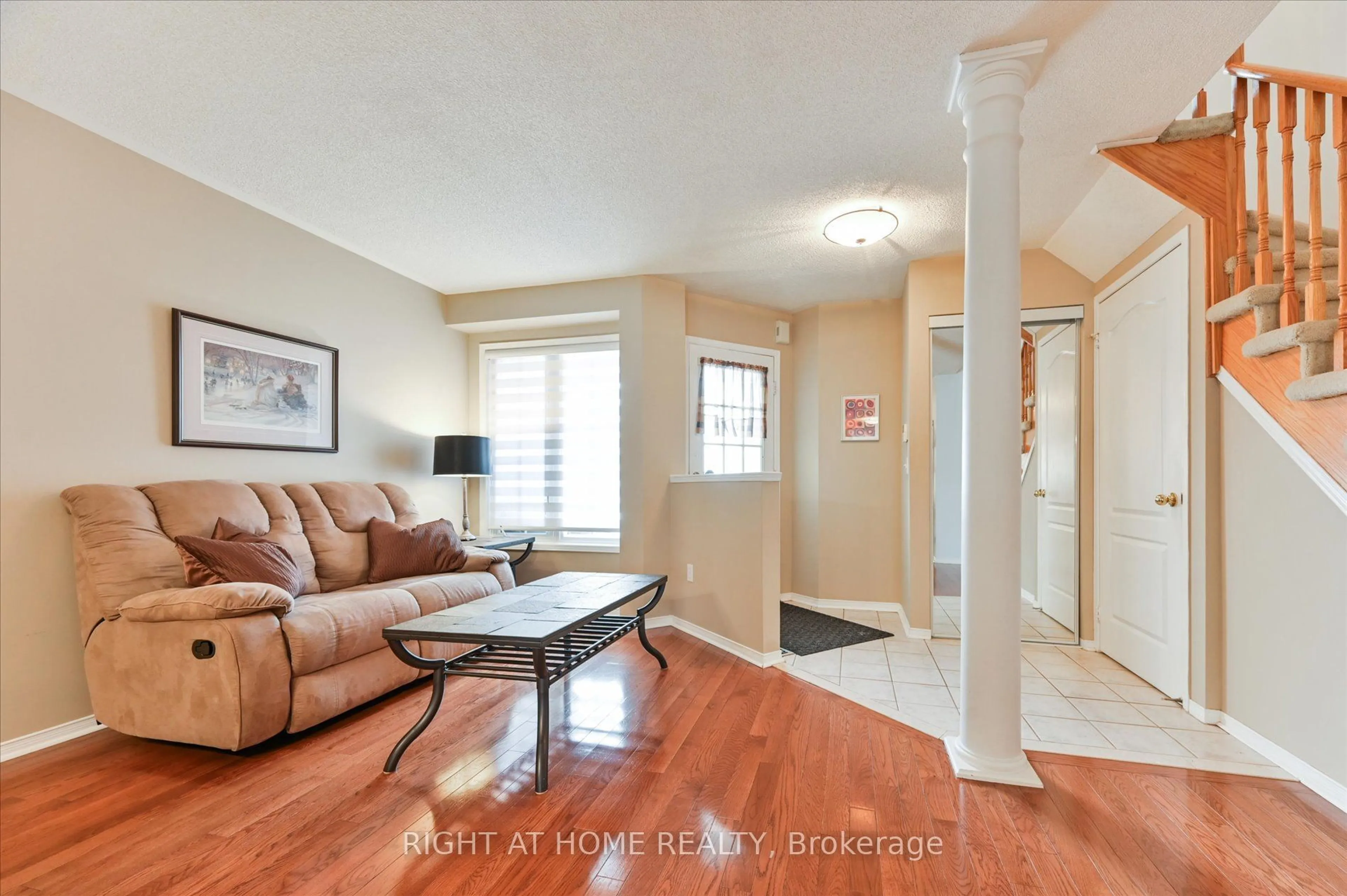 Living room with furniture, unknown for 3802 Ridgepoint Way, Mississauga Ontario L5N 7T8