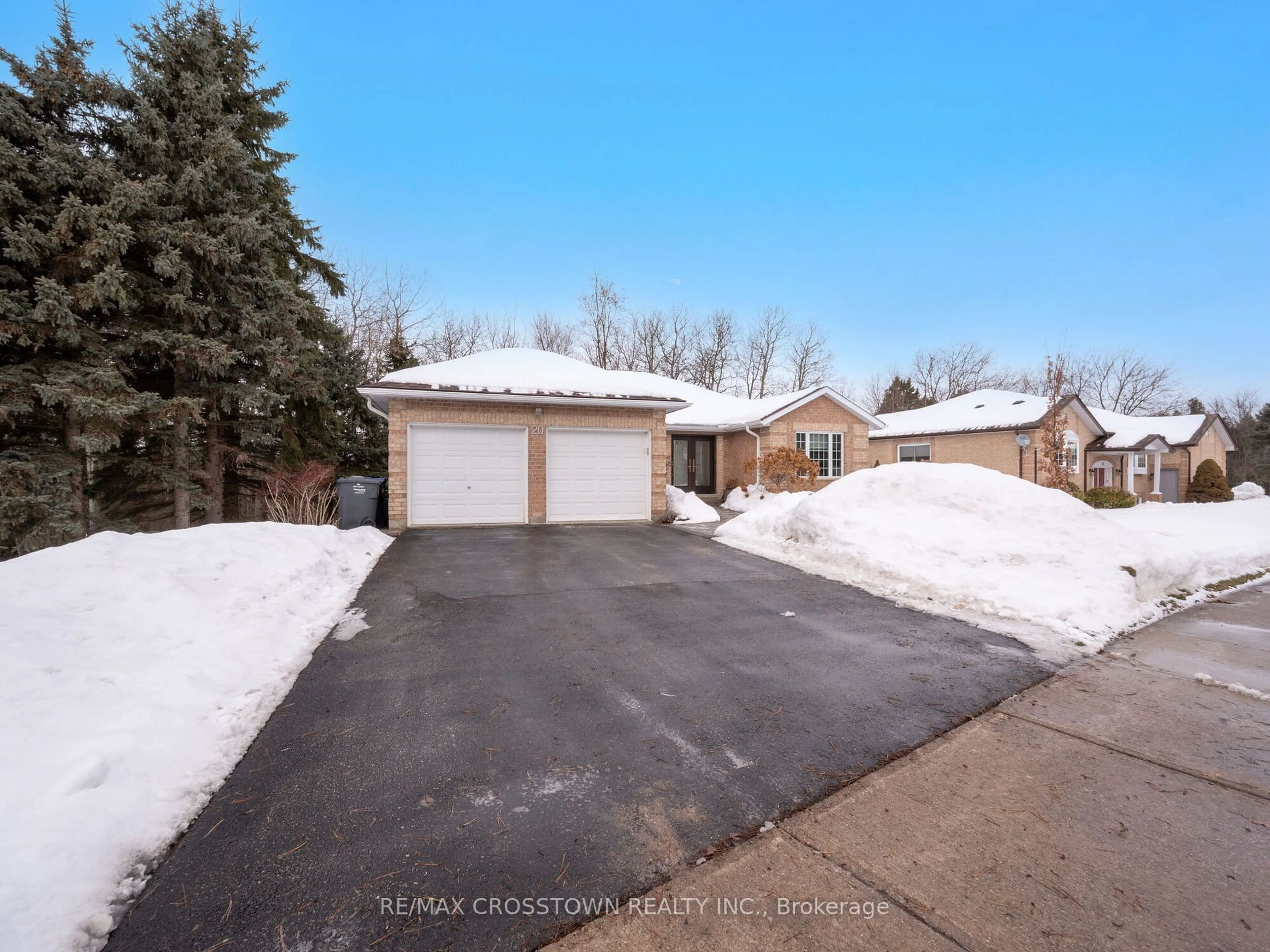 A pic from outside/outdoor area/front of a property/back of a property/a pic from drone, street for 20 Valewood Dr, Caledon Ontario L7C 1J2