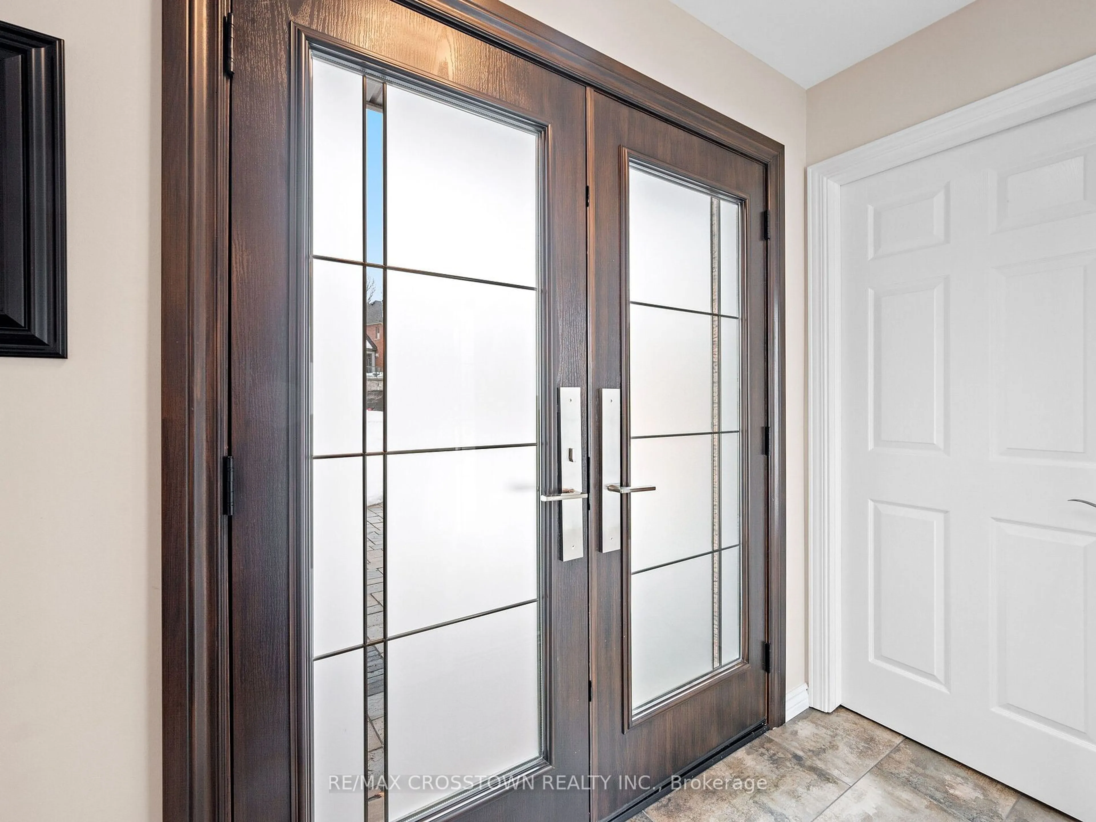 Indoor entryway for 20 Valewood Dr, Caledon Ontario L7C 1J2