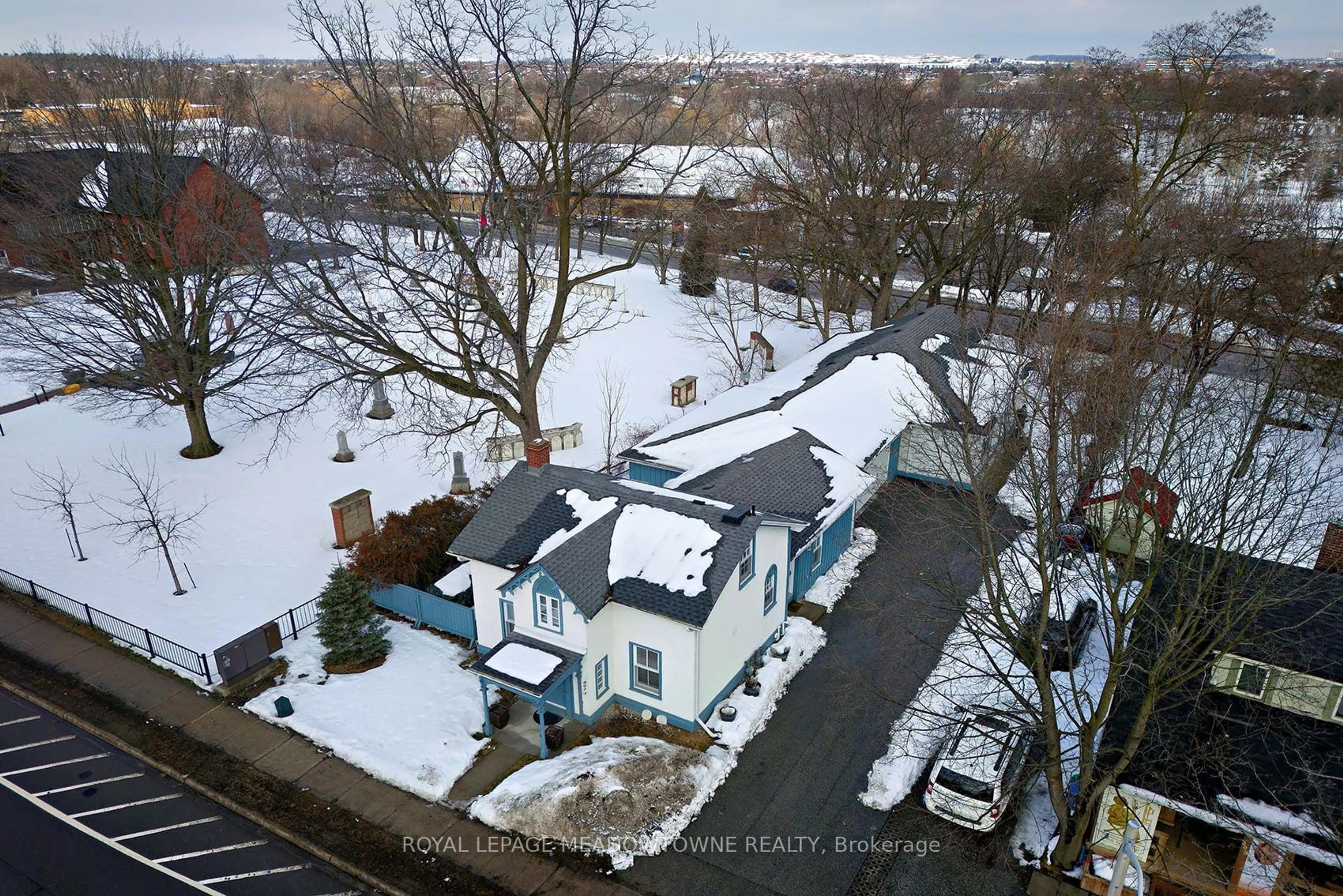 A pic from outside/outdoor area/front of a property/back of a property/a pic from drone, street for 307 Queen St, Mississauga Ontario L5M 1L9